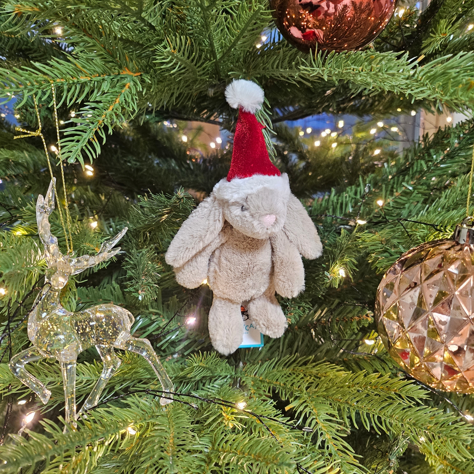 Jellycat Bashful Christmas Bunny Decoration Praline 착용 스타일