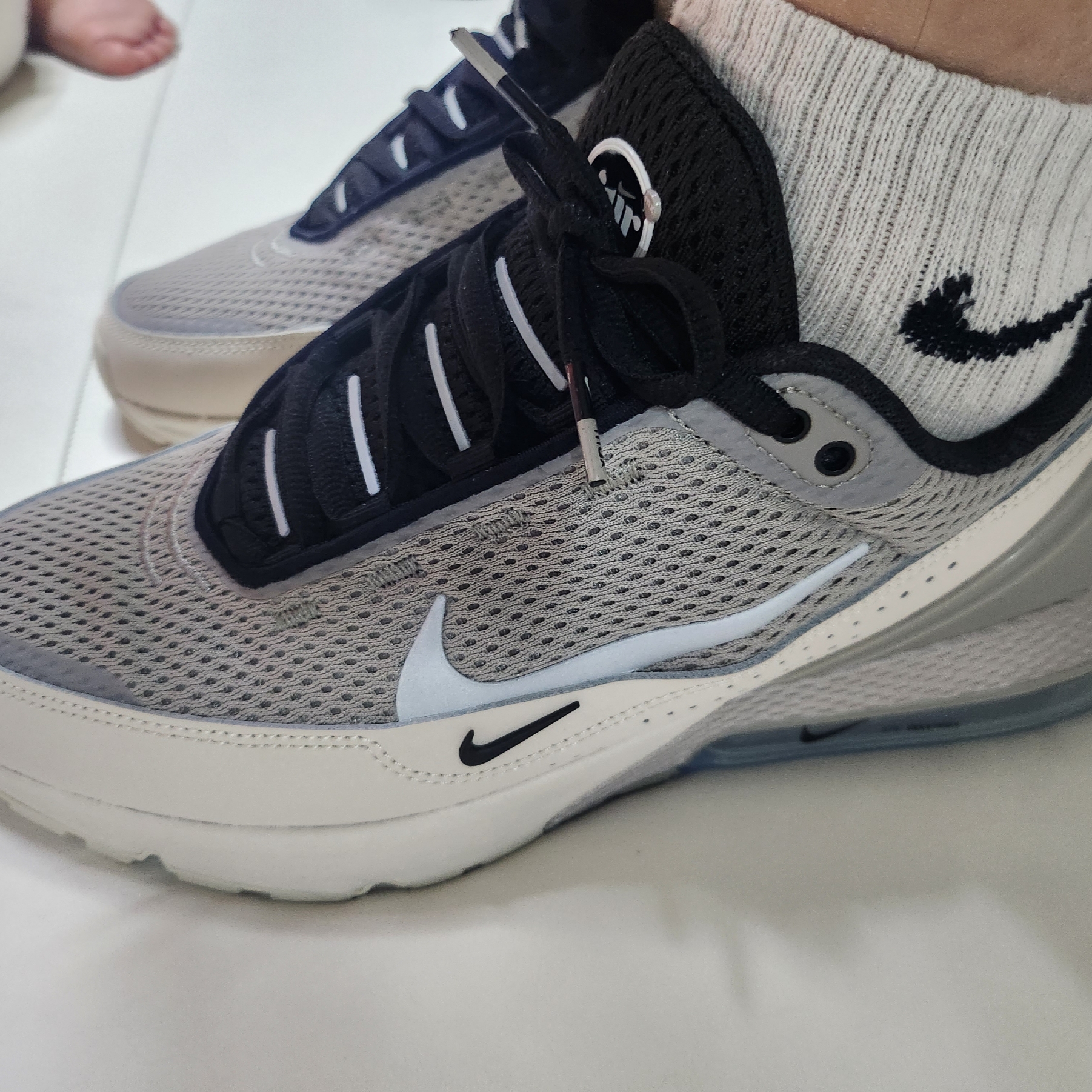 Nike Air Max Pulse Cobblestone Reflect Silver 착용 스타일