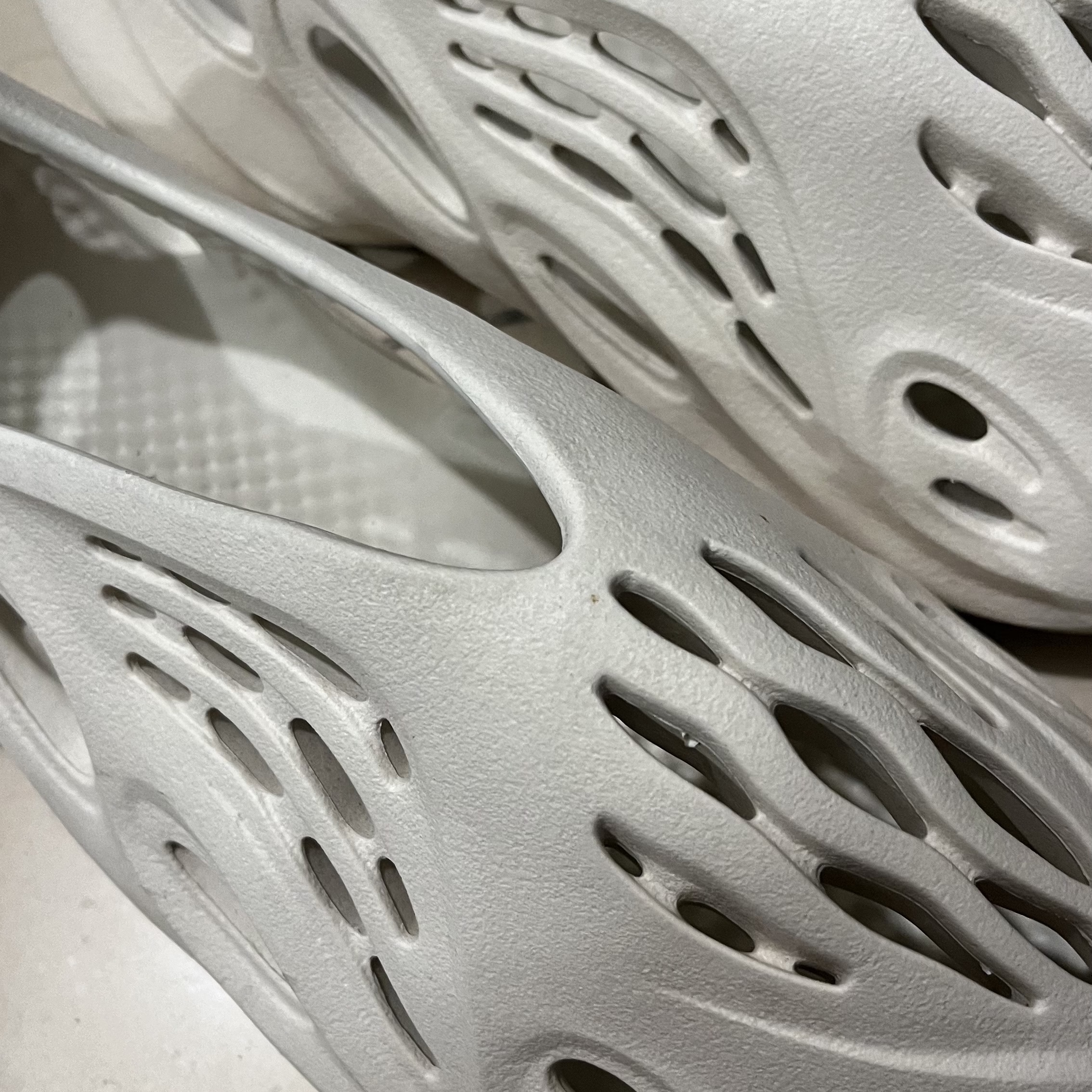 Adidas Yeezy Foam RNNR Sand 착용 스타일