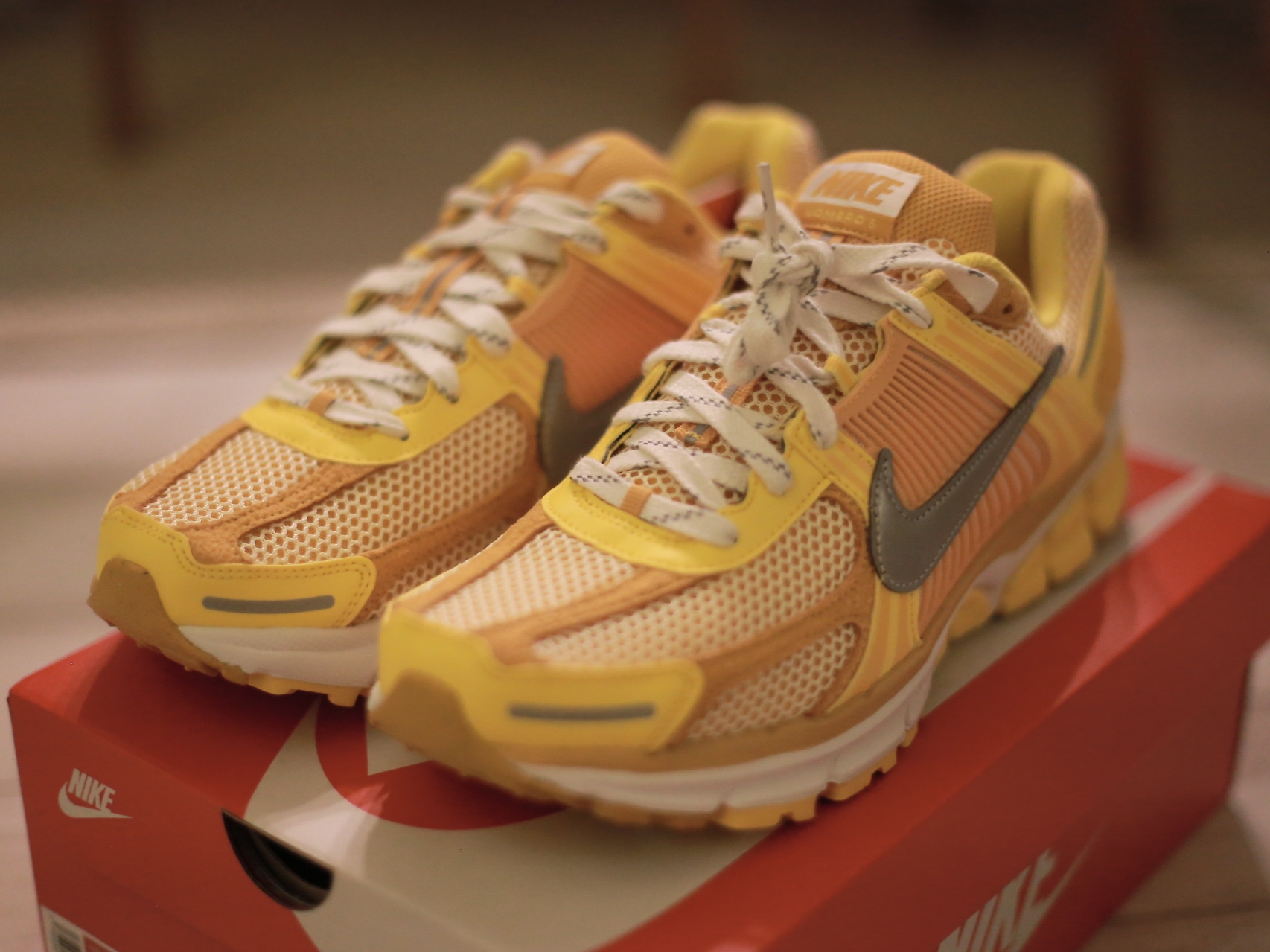Nike Zoom Vomero 5 Yellow Ochre 착용 스타일 - 2