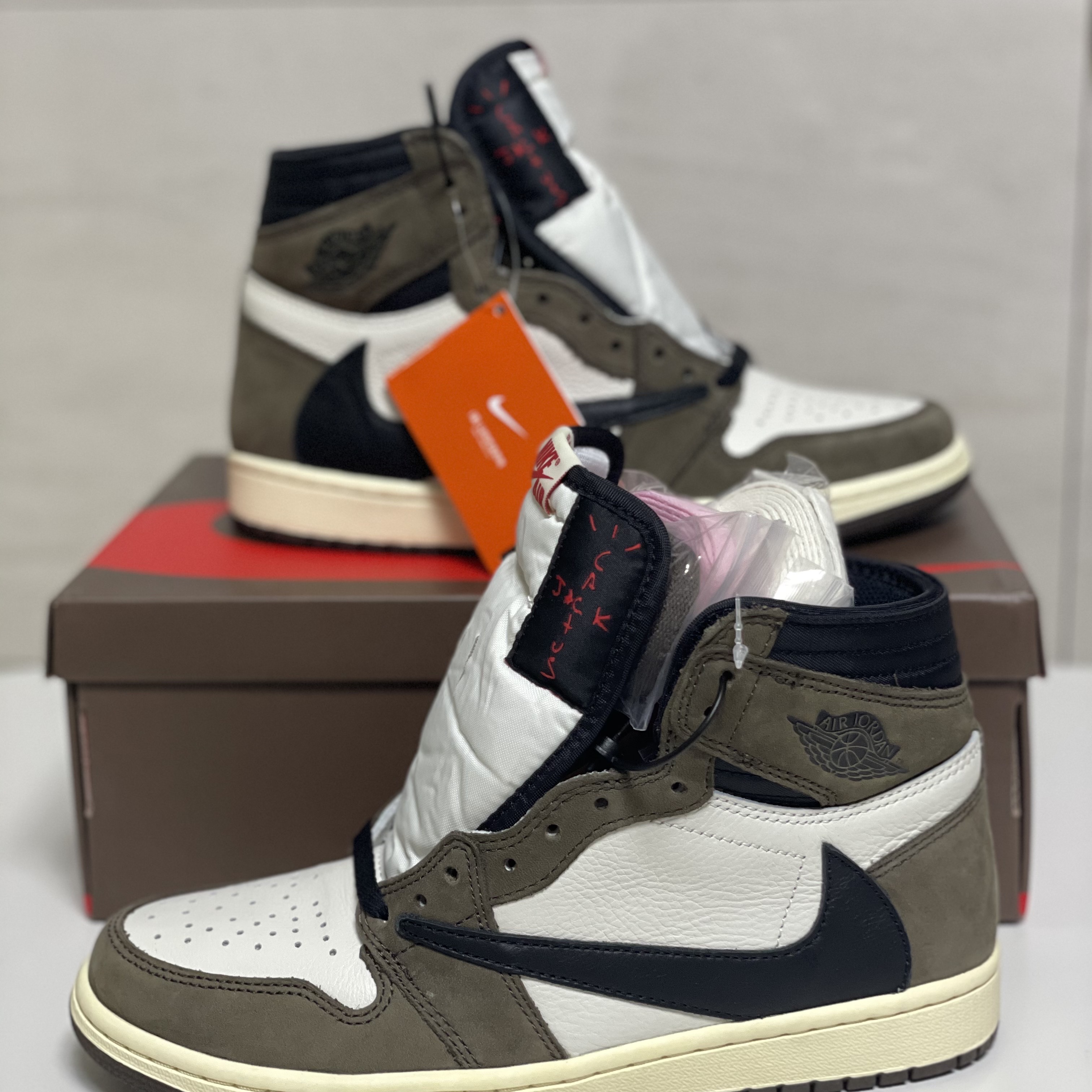 Jordan 1 x Travis Scott Retro High OG SP Mocha 착용 스타일 - 2