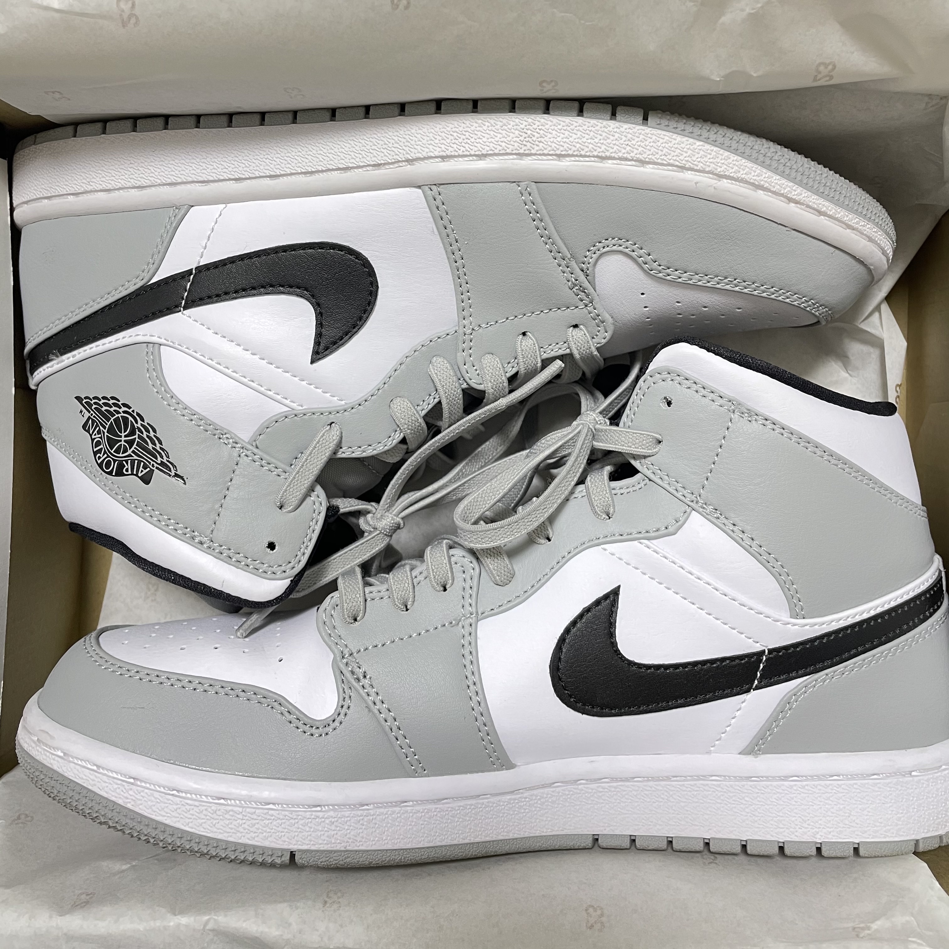 Jordan 1 Mid Light Smoke Grey 착용 스타일
