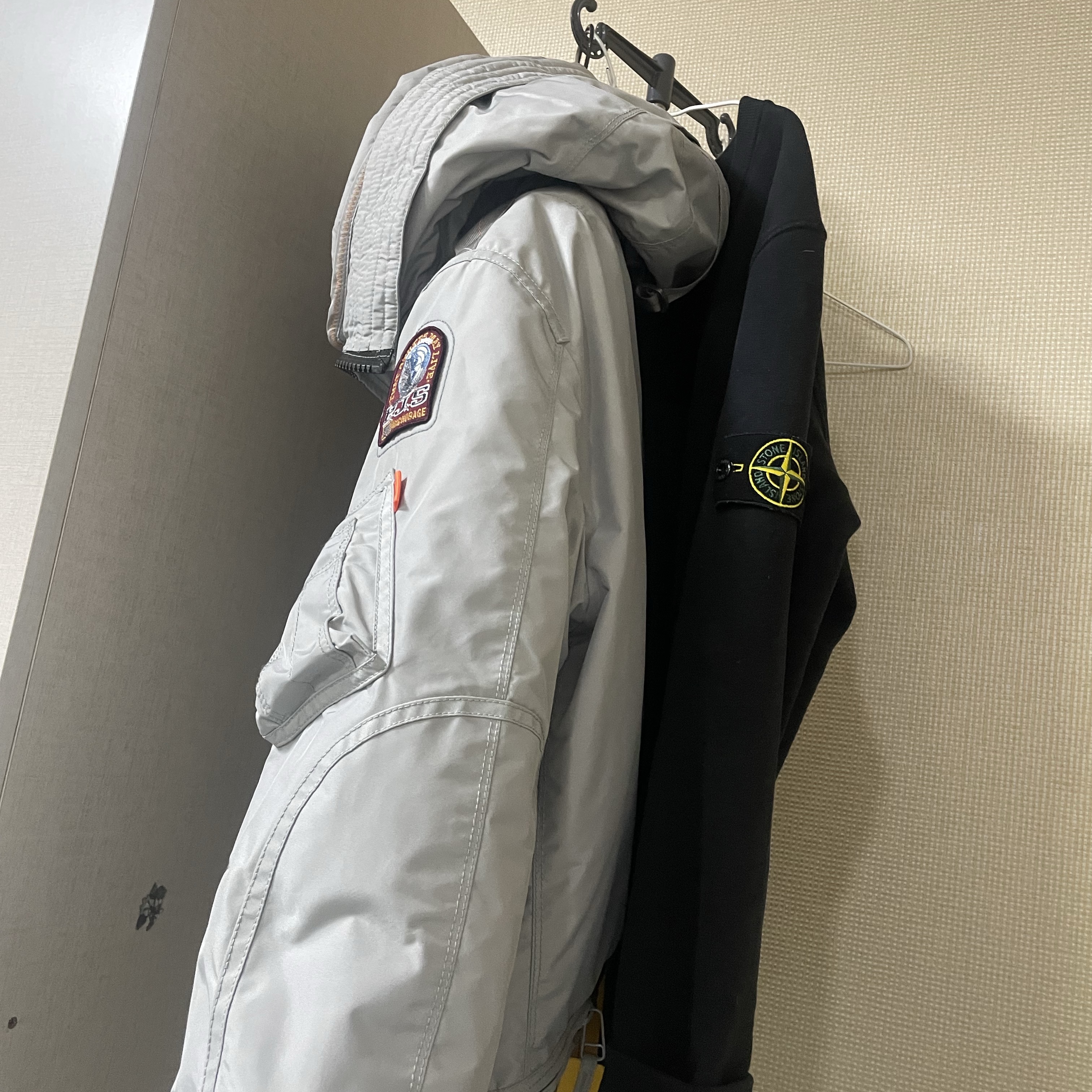 Parajumpers Gobi Masterpiece Jacket Paloma - 22FW, Stone Island 62420 Brushed Cotton Fleece Garment Dyed Crewneck Sweatshirt Black - 23FW 착용 스타일