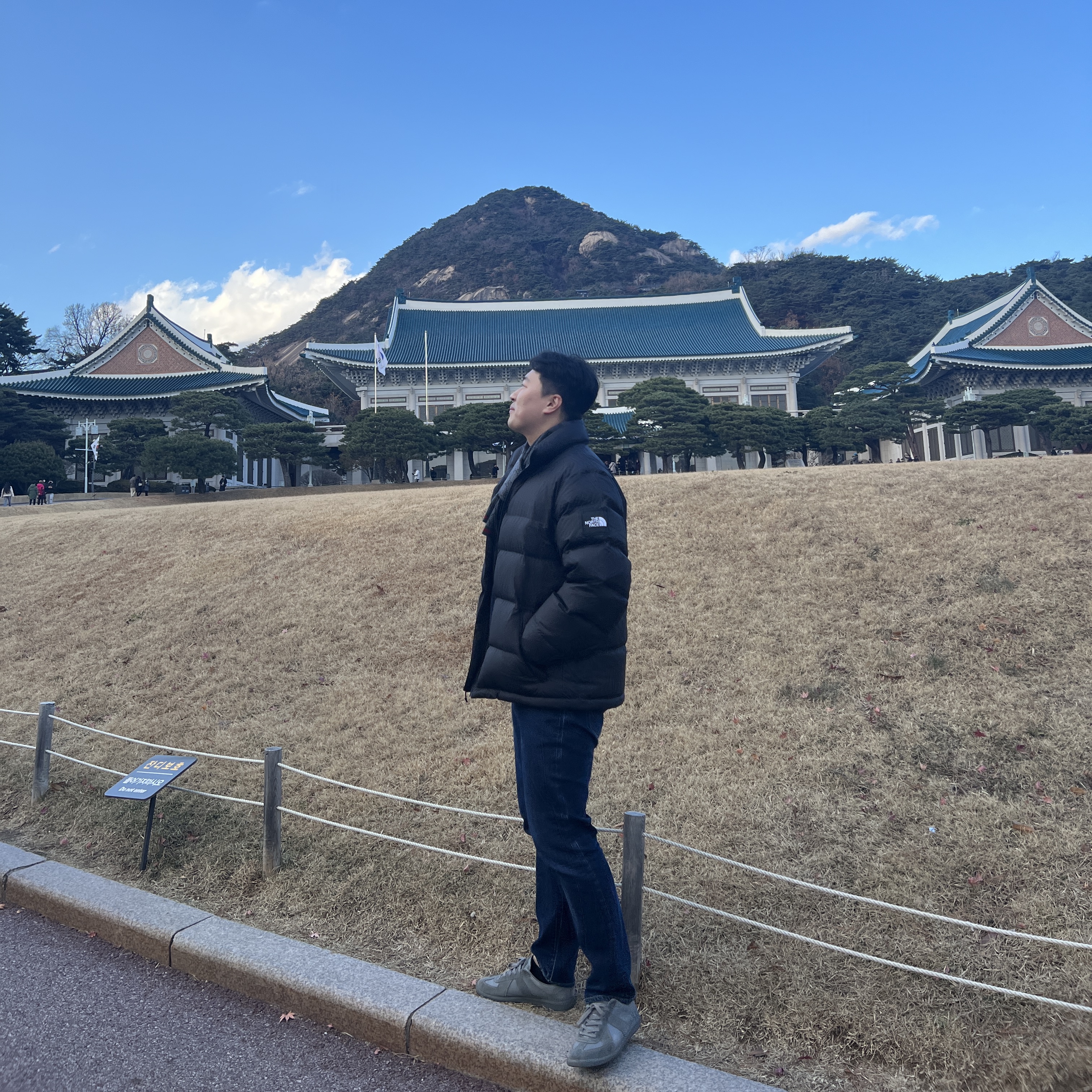 The North Face 1992 Nuptse Jacket Black 착용 스타일