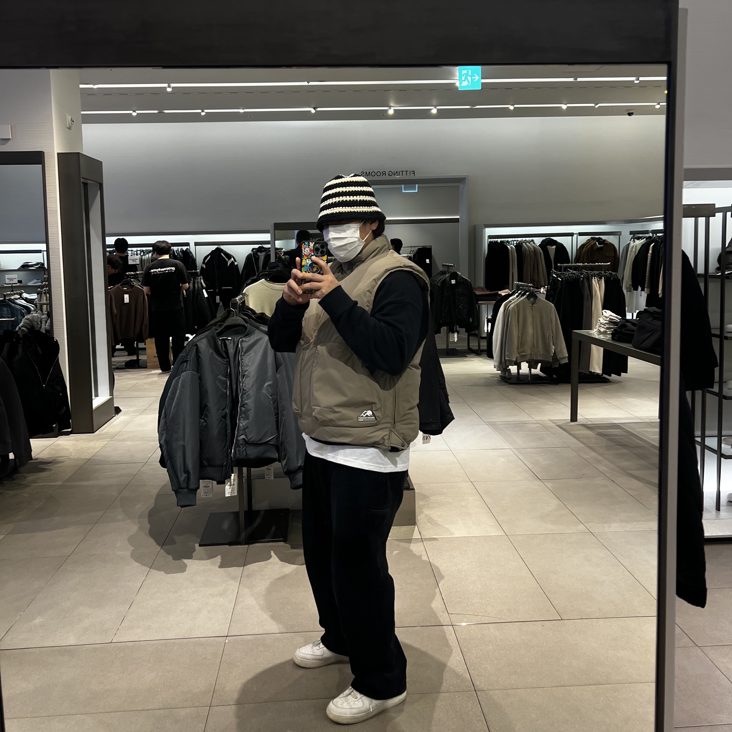 Stussy Swirl Knit Bucket Hat Black, Nike Air Force 1 '07 Low White 착용 스타일