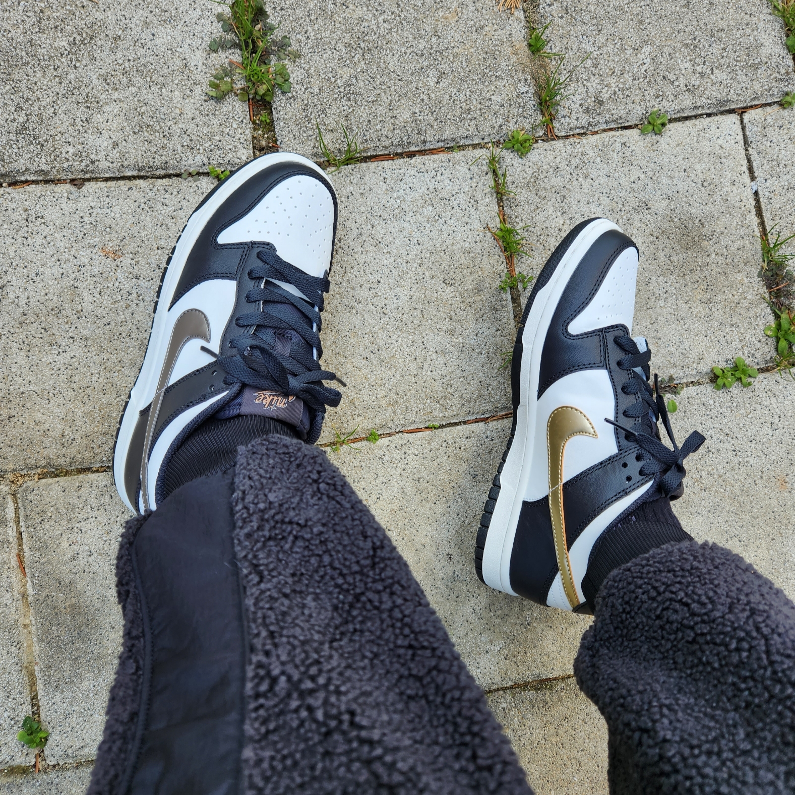 (GS) Nike Dunk Low SE Off Noir Summit White Metallic Pewter 착용 스타일 - 1