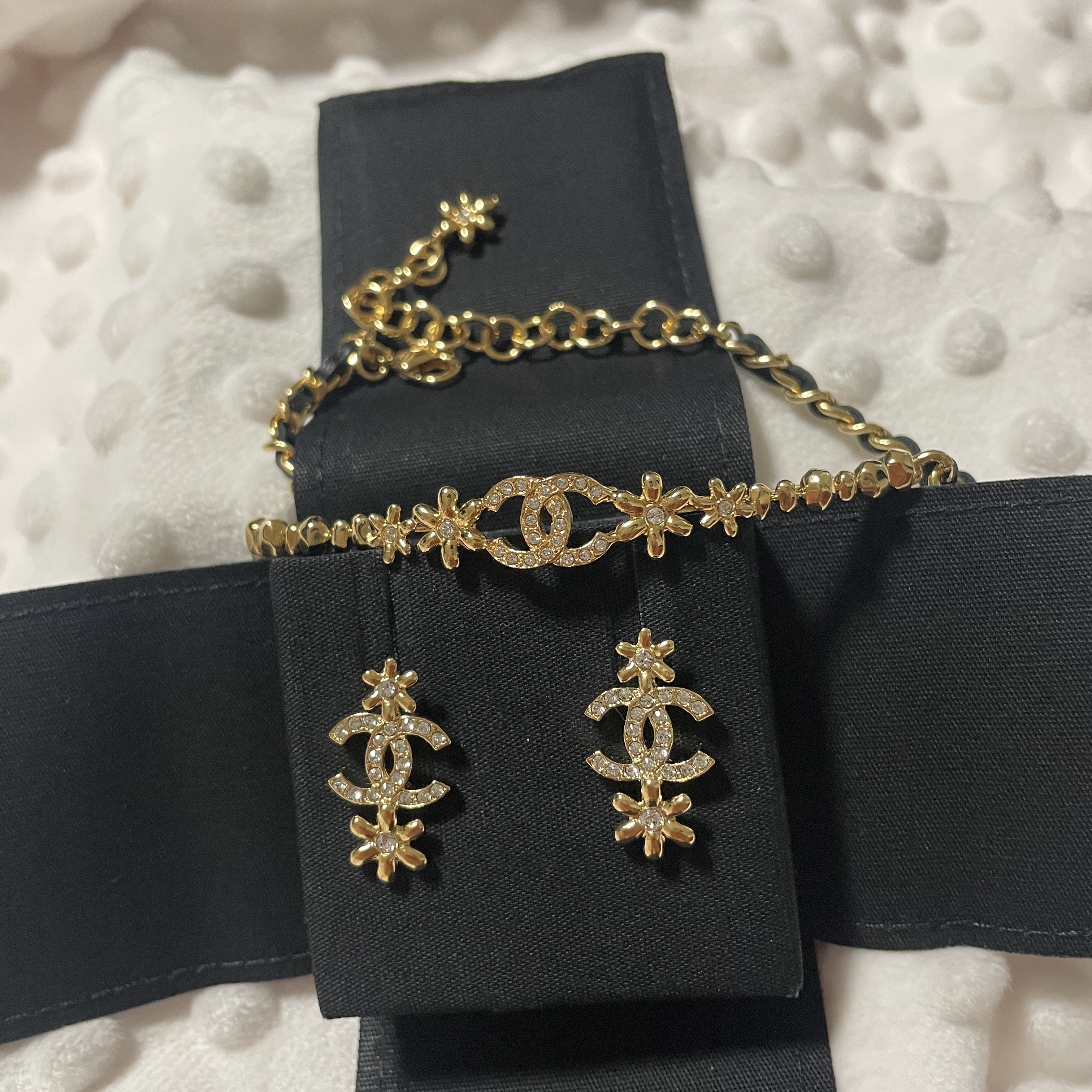 (W) Chanel Choker Metal Lambskin Strass & Gold Black Crystal 착용 스타일 - 1