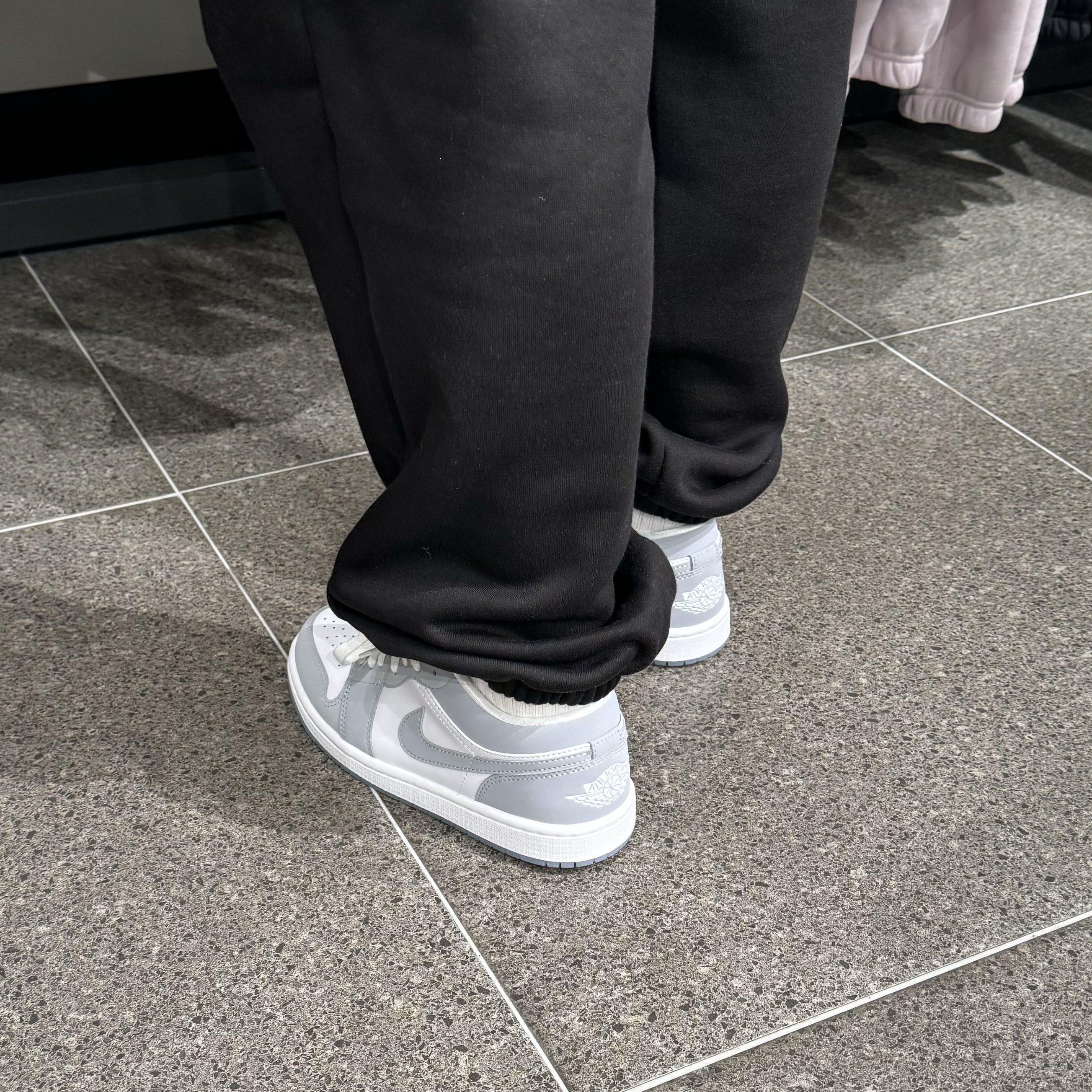 (W) Jordan 1 Low White Wolf Grey, (W) Jordan 1 x Travis Scott Retro Low OG SP Medium Olive 착용 스타일 - 2