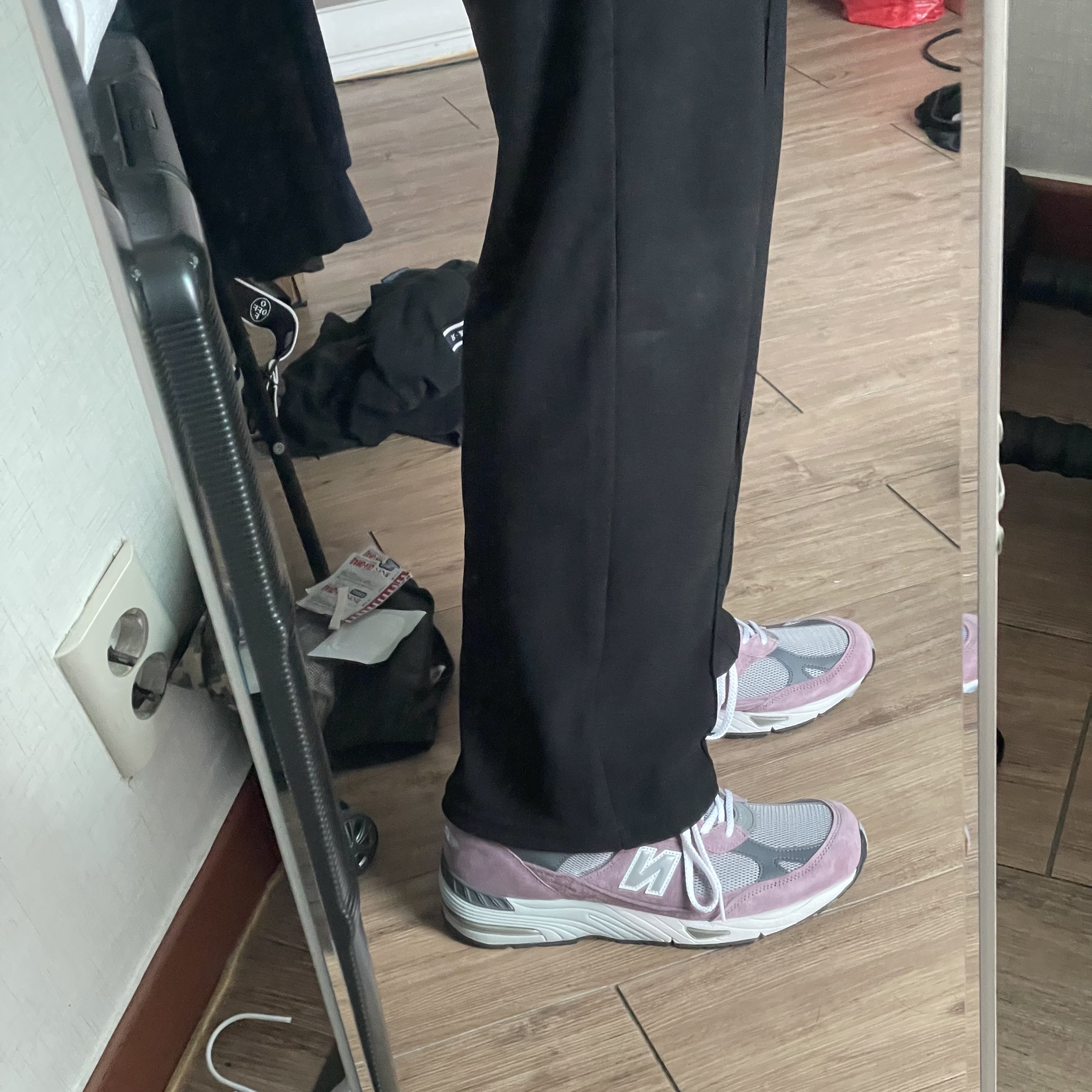 New Balance 991 Made in UK Pink Grey 착용 스타일 - 1