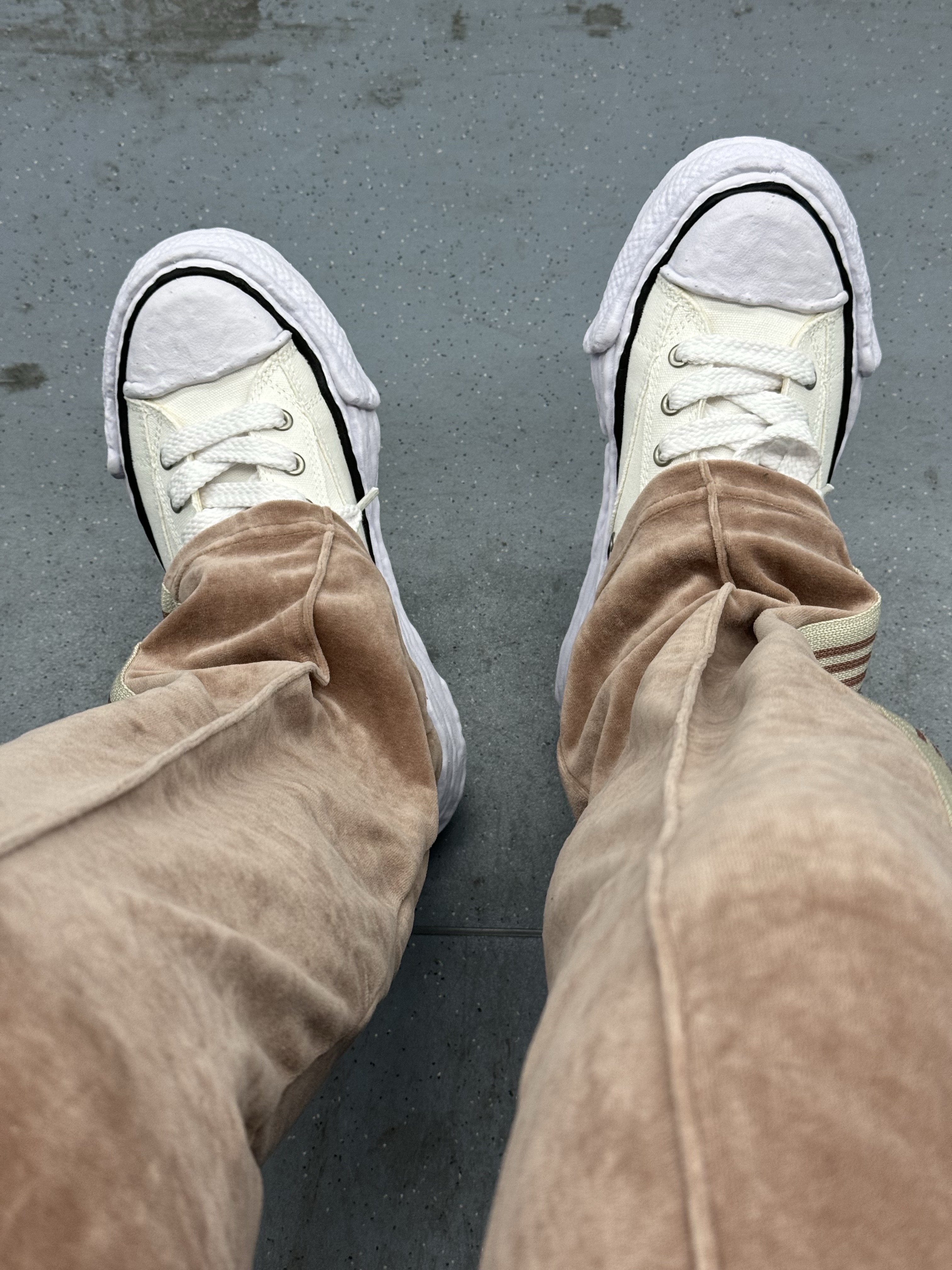 Maison Mihara Yasuhiro Peterson23 OG Sole Canvas Low-top Sneakers White 착용 스타일 - 3