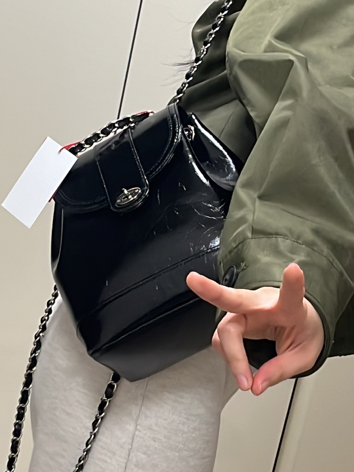 Cardinal Red Hawoo-A Bag Black 착용 스타일