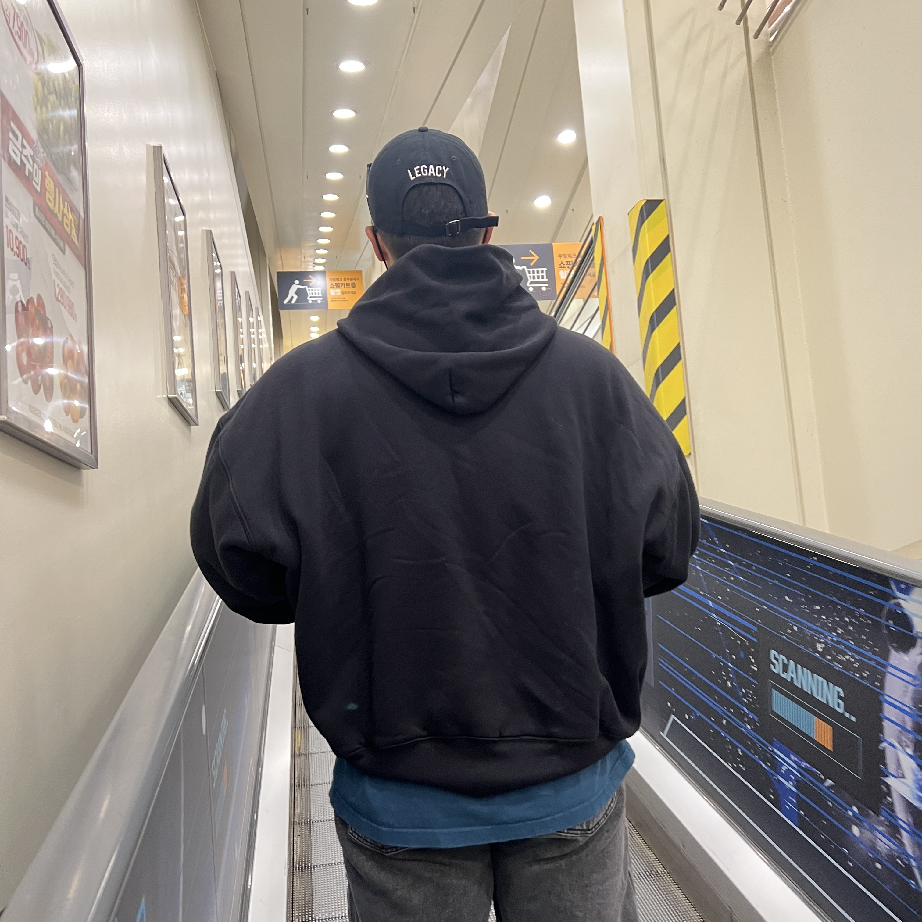 Yeezy Gap Hoodie Black 착용 스타일 - 2