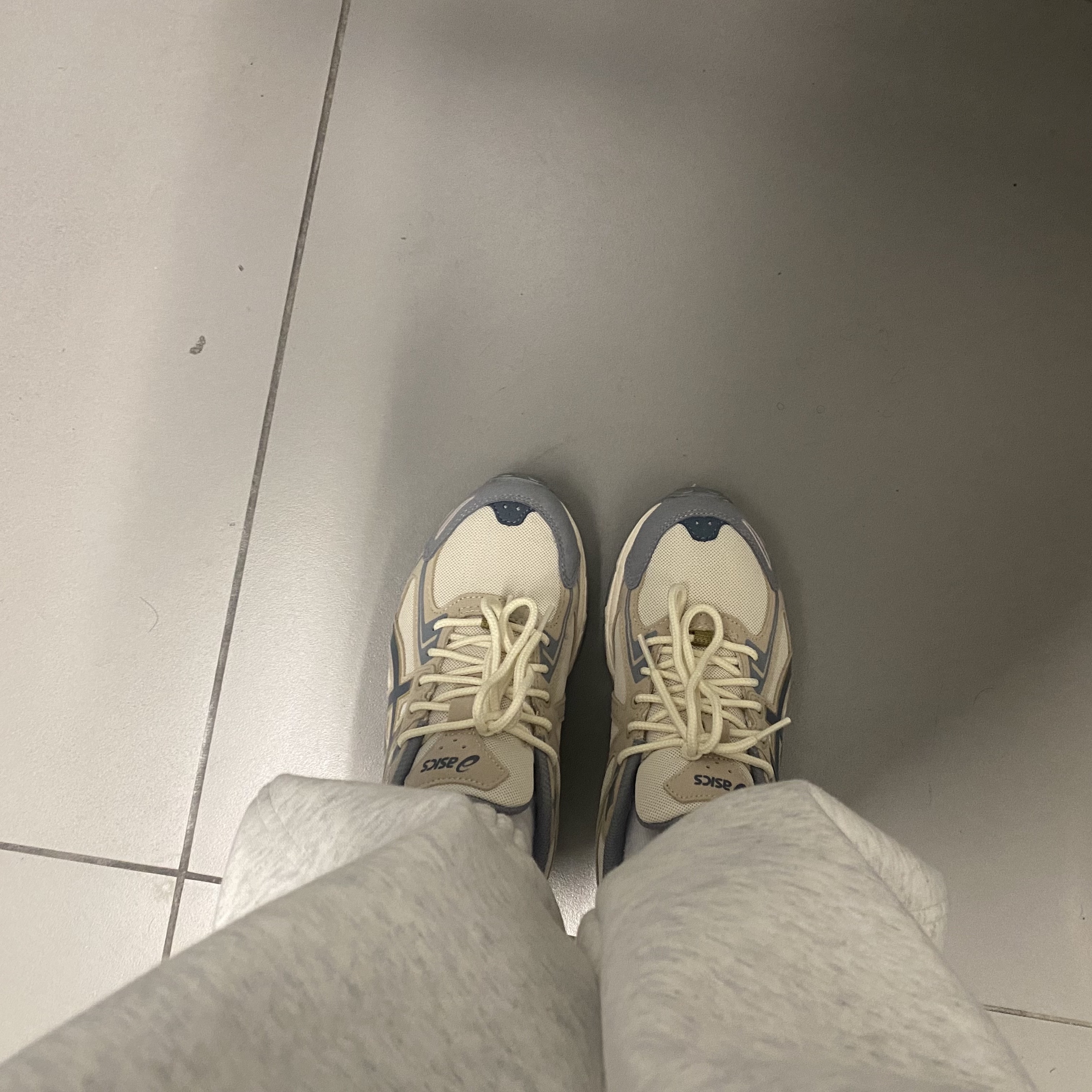 Asics Gel-Venture 6 SPS Birch Ironclad 착용 스타일
