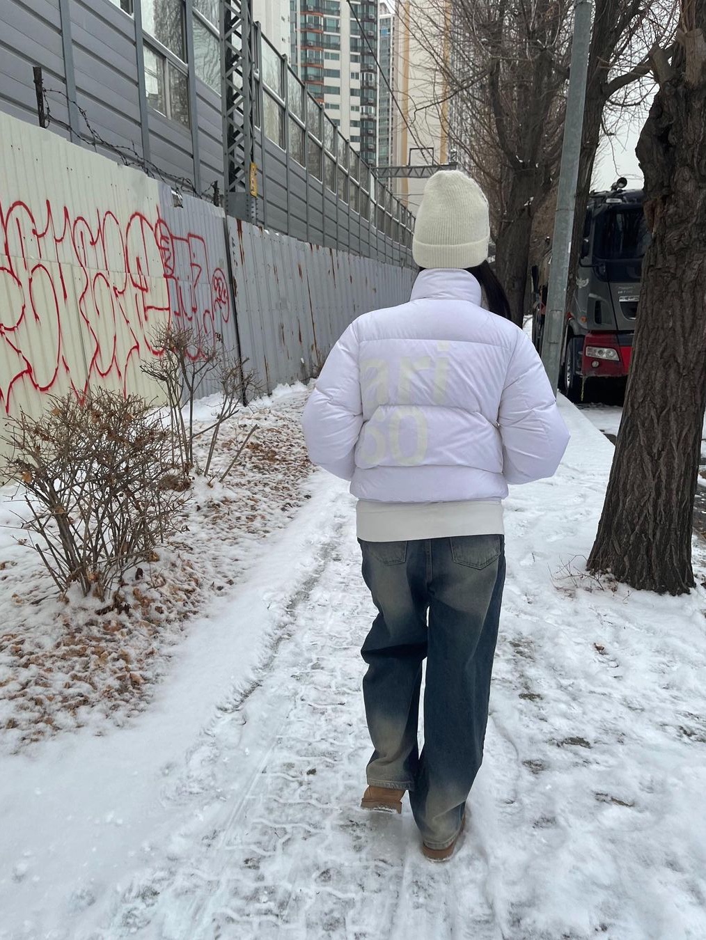[KREAM 단독] Safarispot Women 1/2 Basic Safari Down Jacket White 착용 스타일