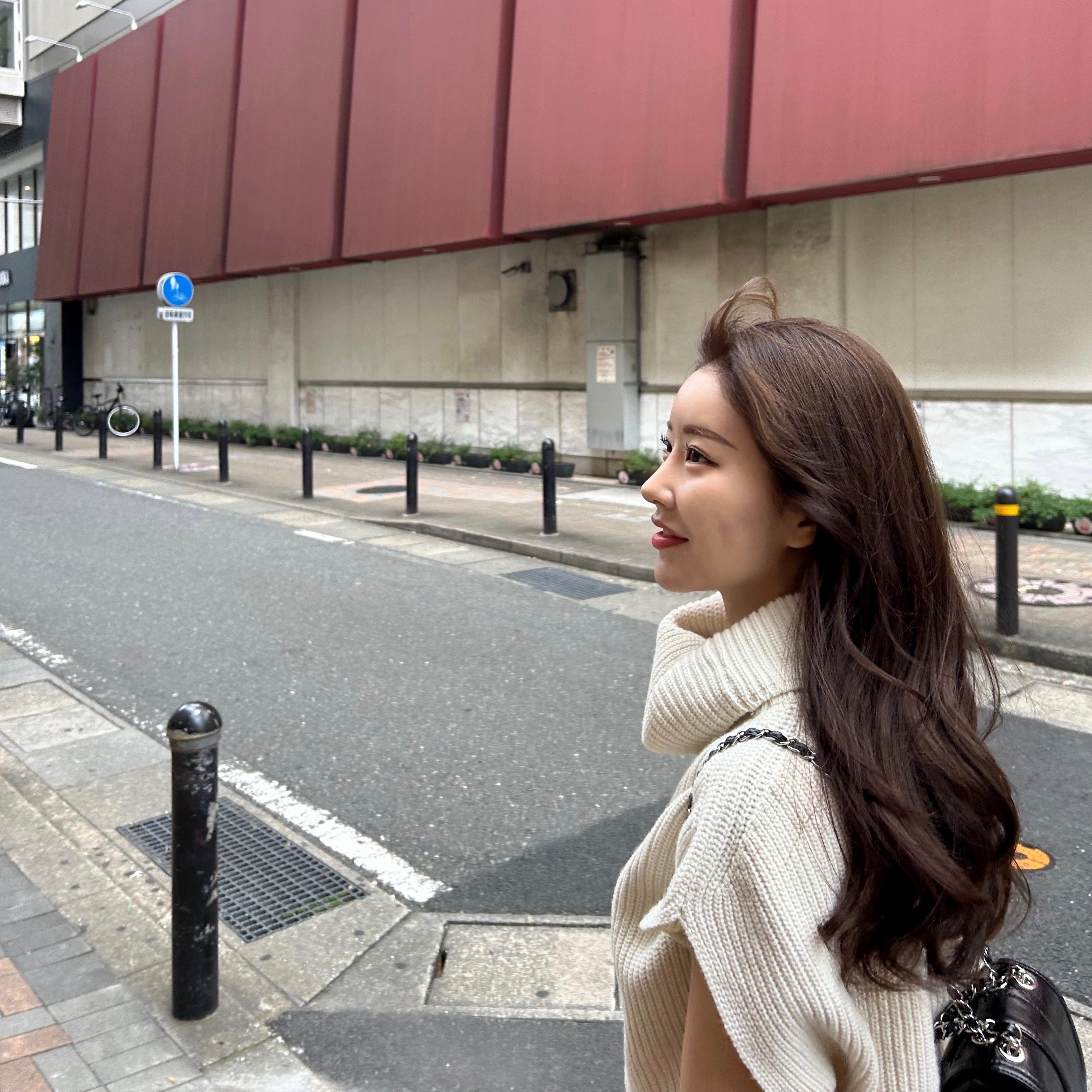 Cardinal Red Hawoo-A Bag Black 착용 스타일 - 1