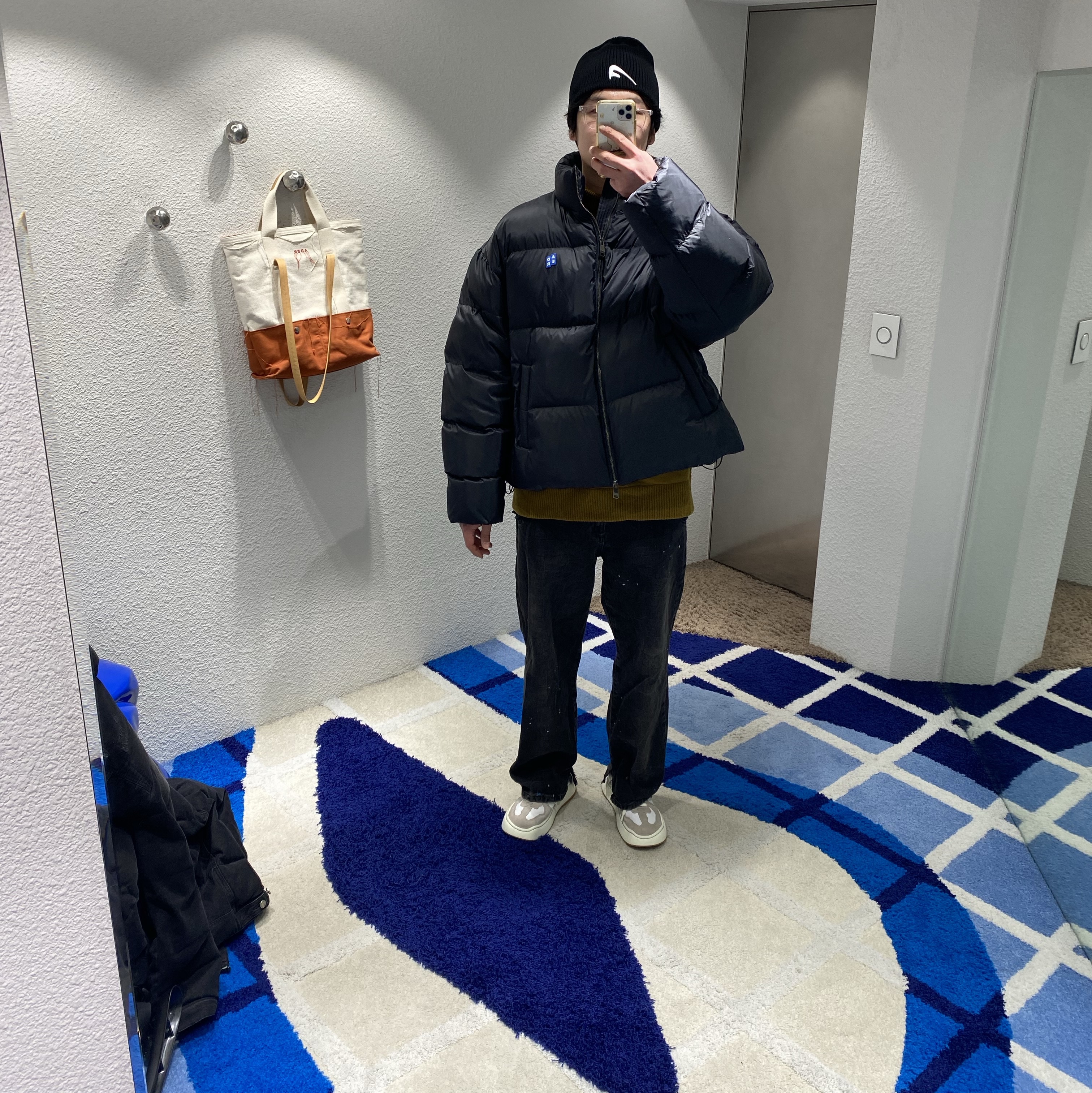 Ader Error Sig; TRS/BL Tag Puffer Jacket 01 Noir, Ader Error Sig; TRS Tag Puffer Jacket 01 Z-Blue 착용 스타일 - 3