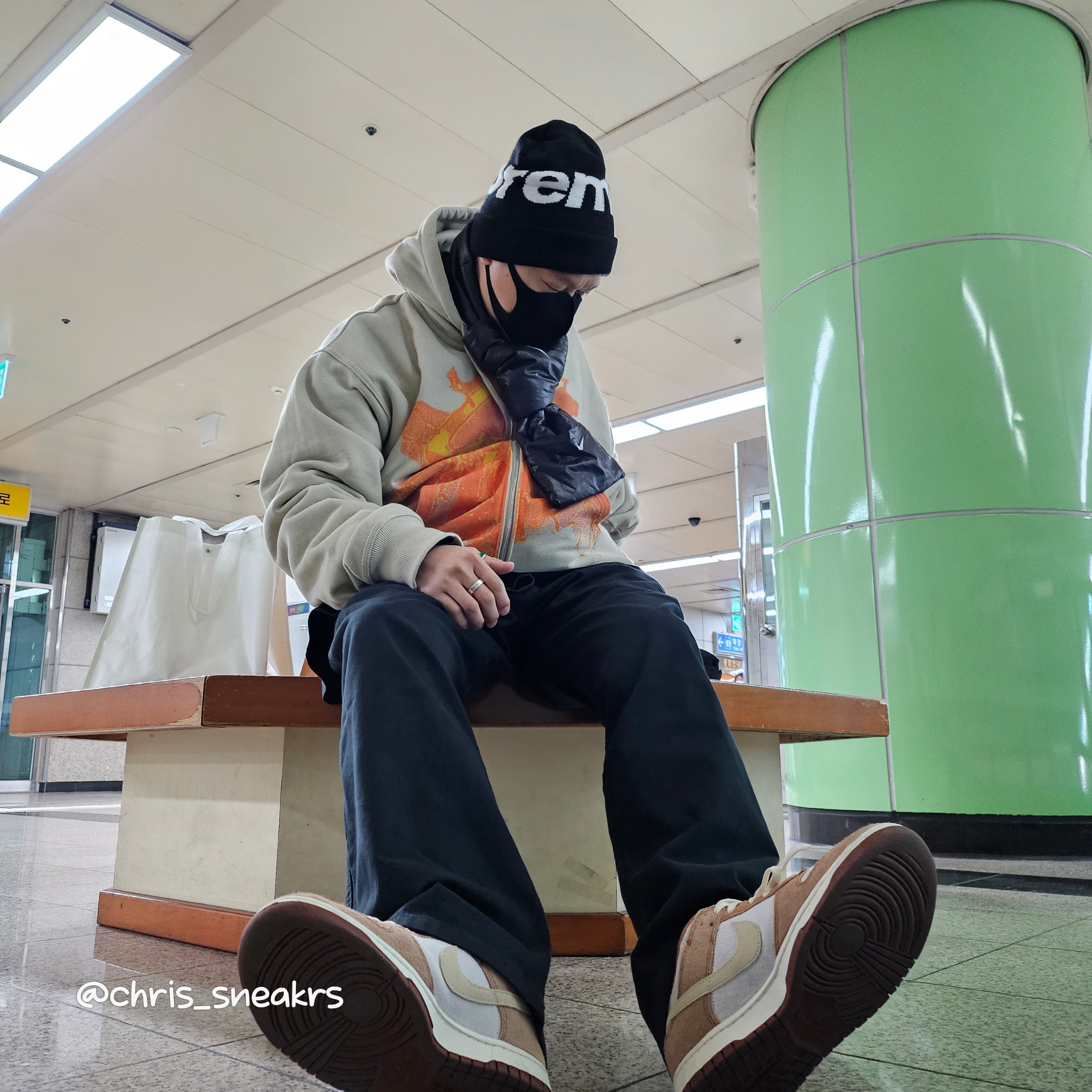 Supreme Big Logo Beanie Black, Stussy Web Zip Hoodie Khaki 착용 스타일 - 2