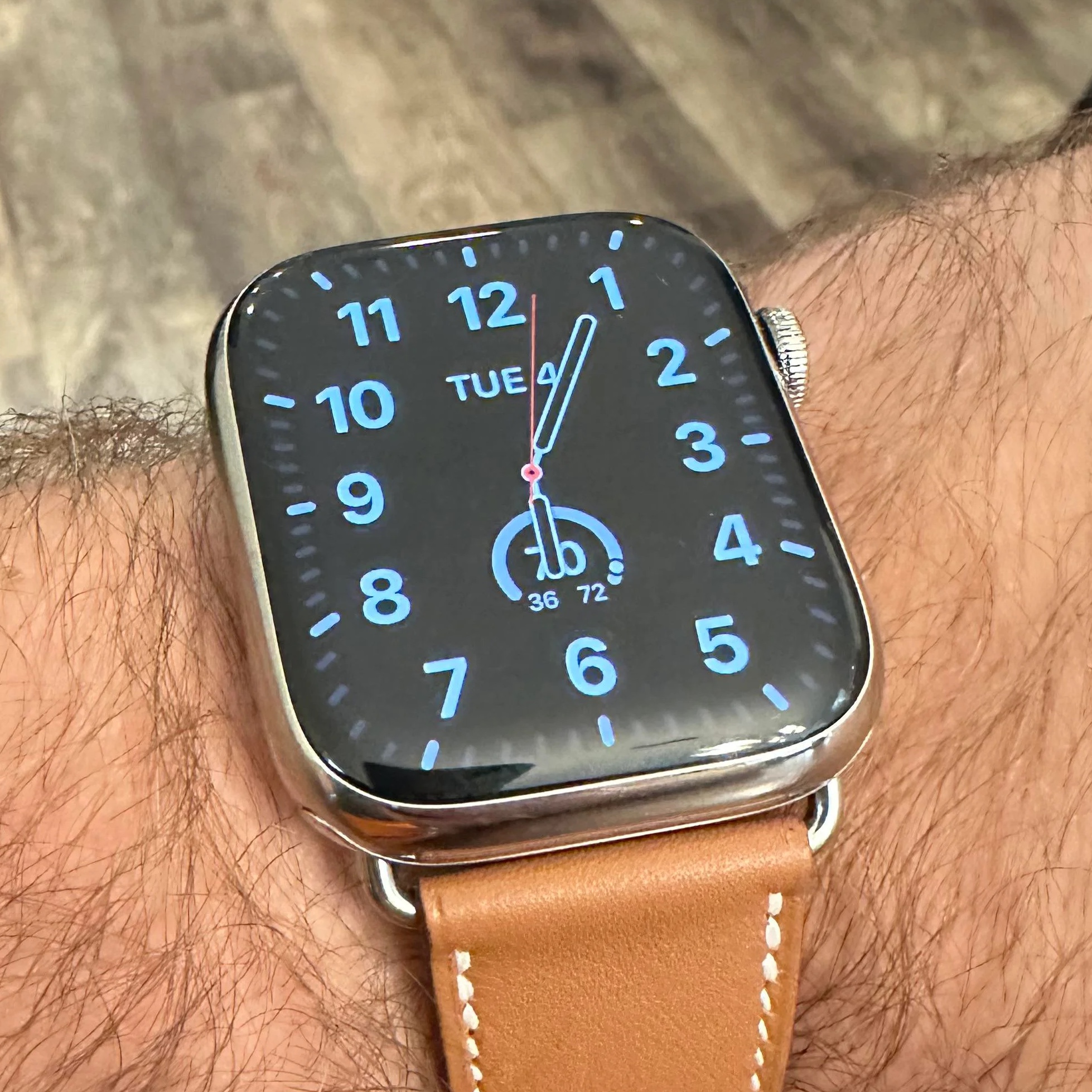 Apple Watch Hermes Series 8 41mm Silver Stainless Steel Case with Single Tour Gold (Korean Ver.) 착용 스타일