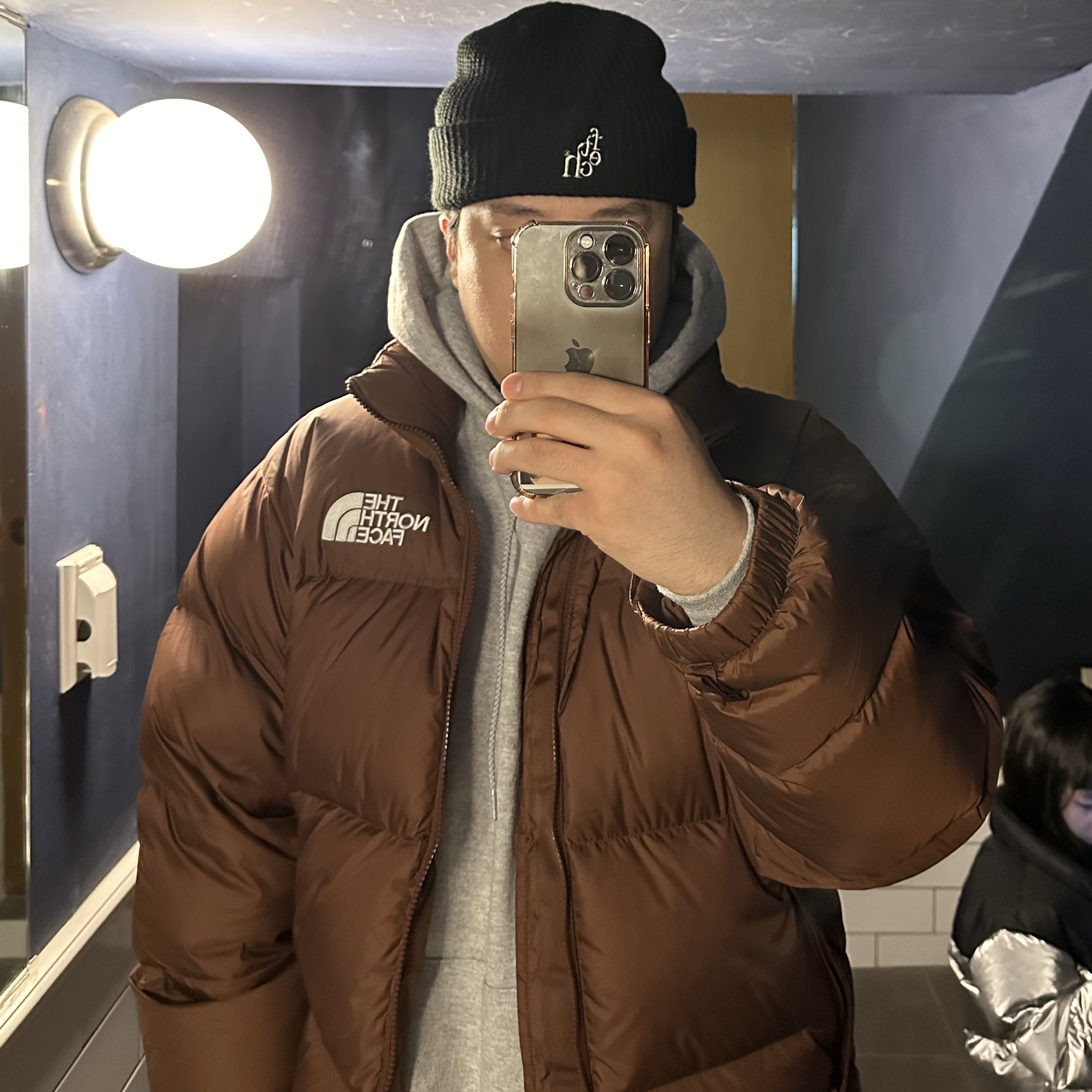 The North Face 1996 Retro Nuptse Jacket Dark Oak 착용 스타일