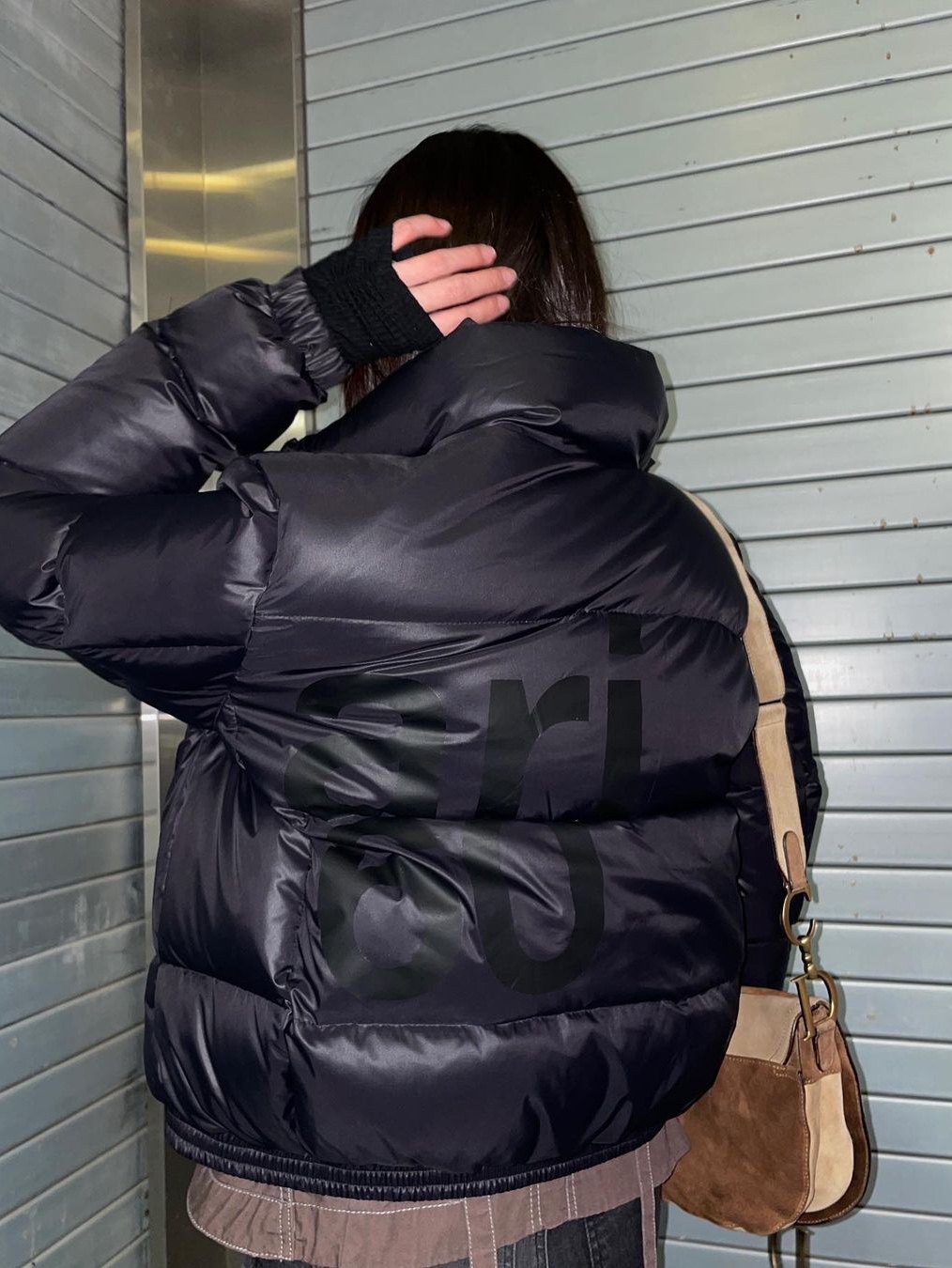 [KREAM 단독] Safarispot Women 1/2 Basic Safari Down Jacket Black, [KREAM 단독] Safarispot Basic Safari Down Jacket Black 착용 스타일 - 4