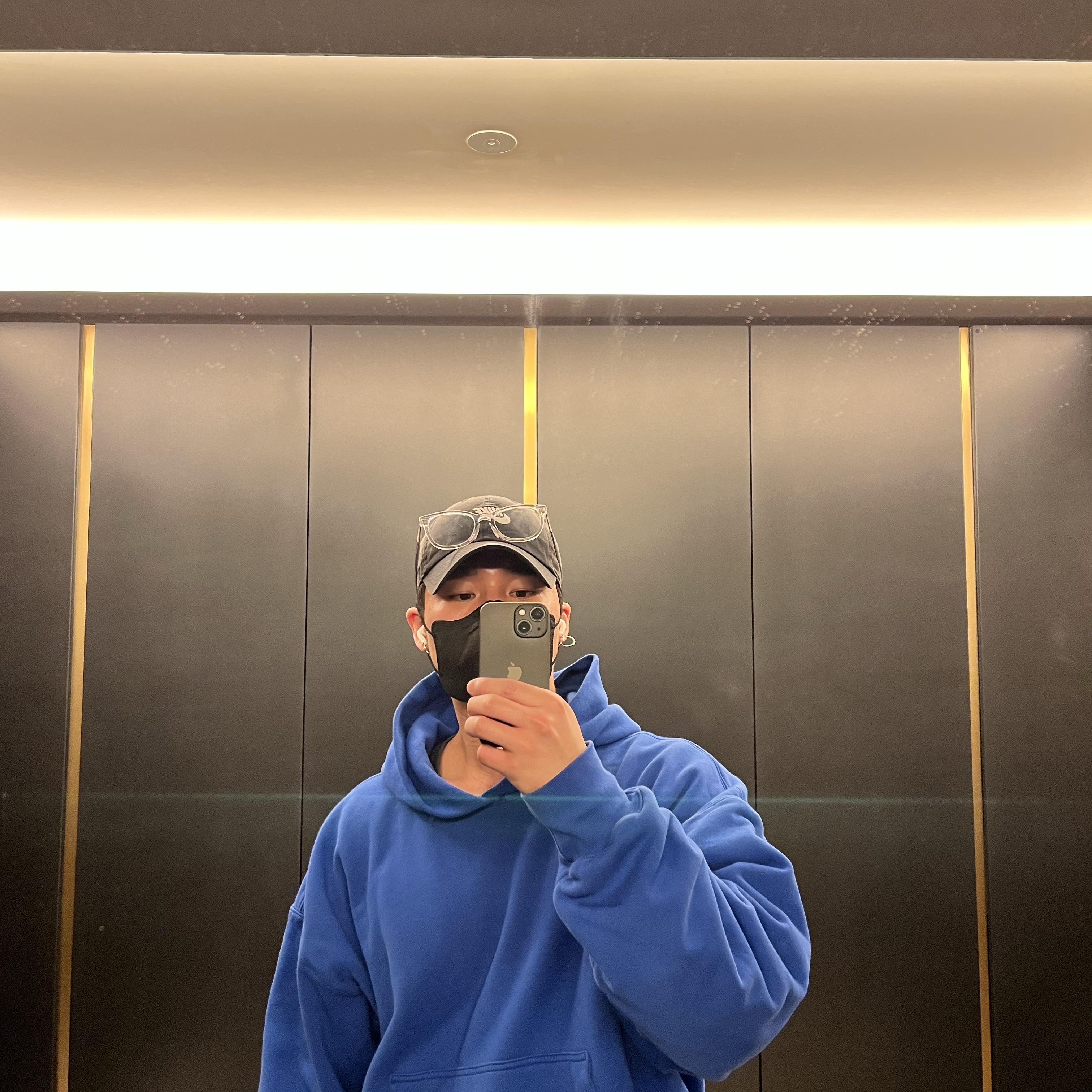 Yeezy Gap Hoodie Blue 착용 스타일 - 2