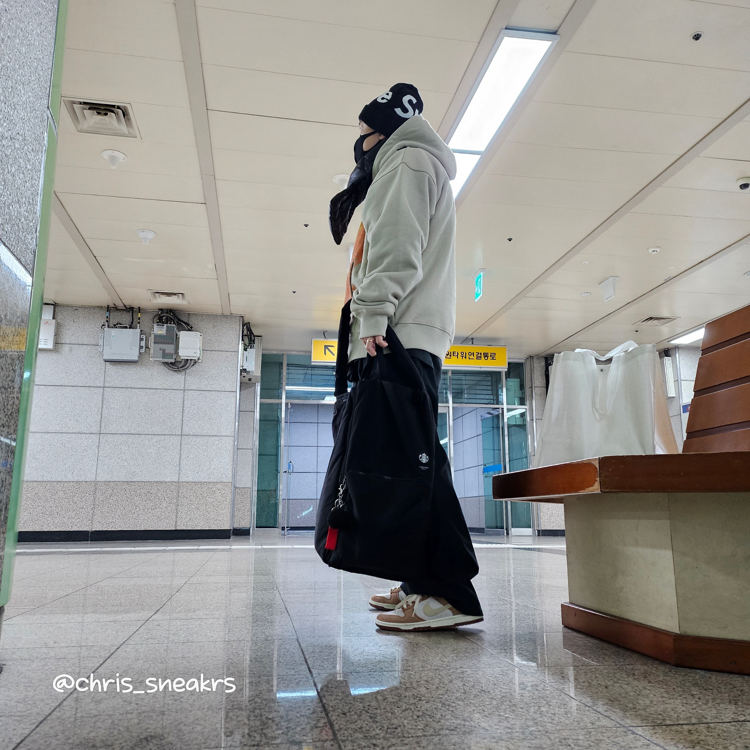 Supreme Big Logo Beanie Black, Stussy Web Zip Hoodie Khaki 착용 스타일 - 1