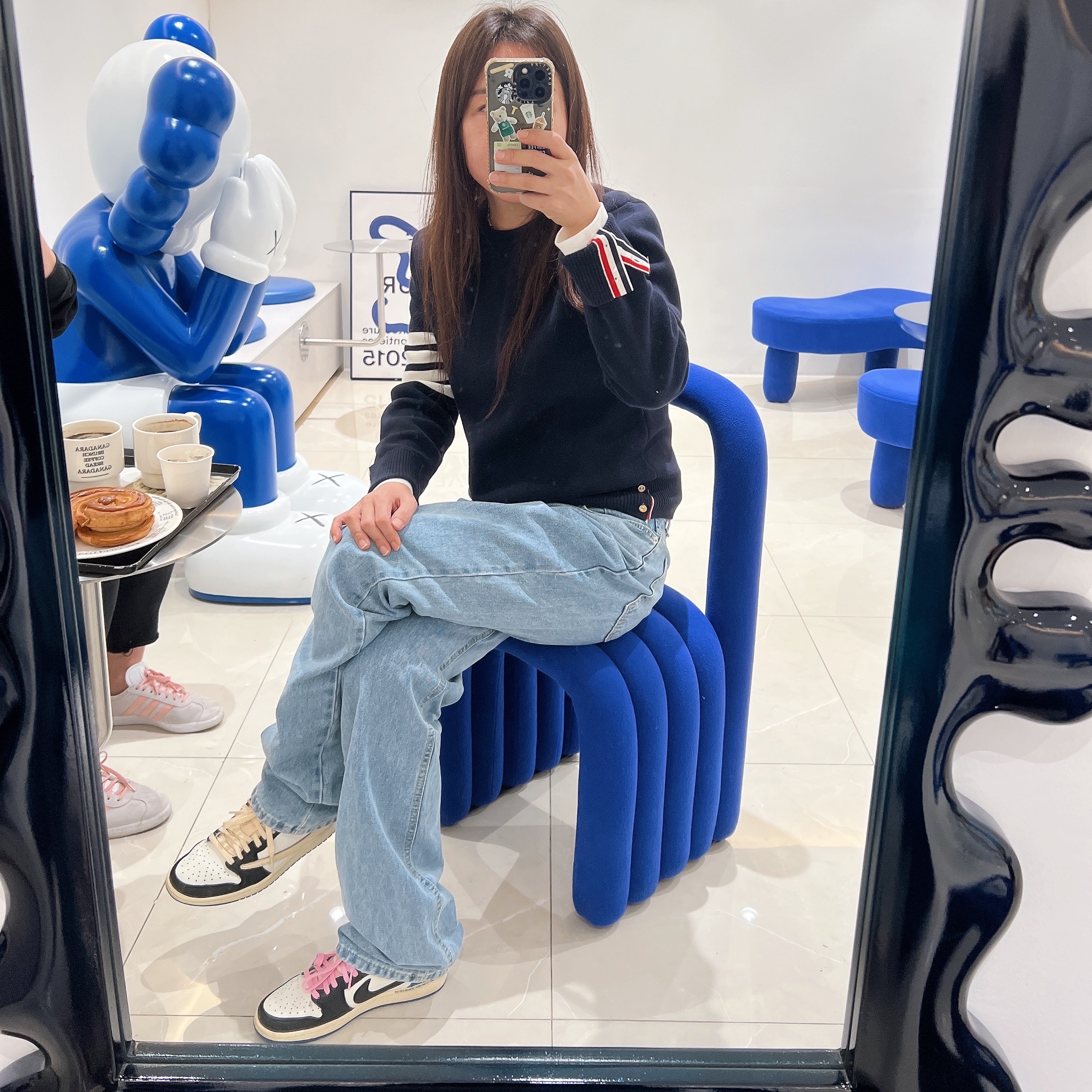 Thom Browne Milano Stitch 4-Bar Crewneck Pullover Knit Navy, Jordan 1 x Travis Scott x Fragment Retro Low OG SP Military Blue 착용 스타일 - 1