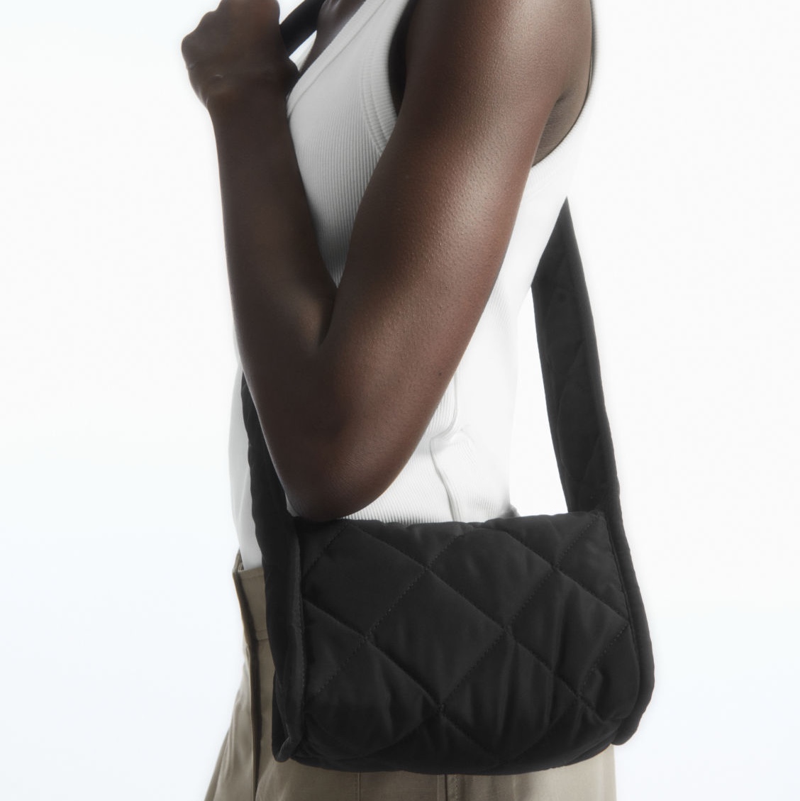 COS Diamond Quilted Mini Crossbody Bag Black 착용 스타일 - 1