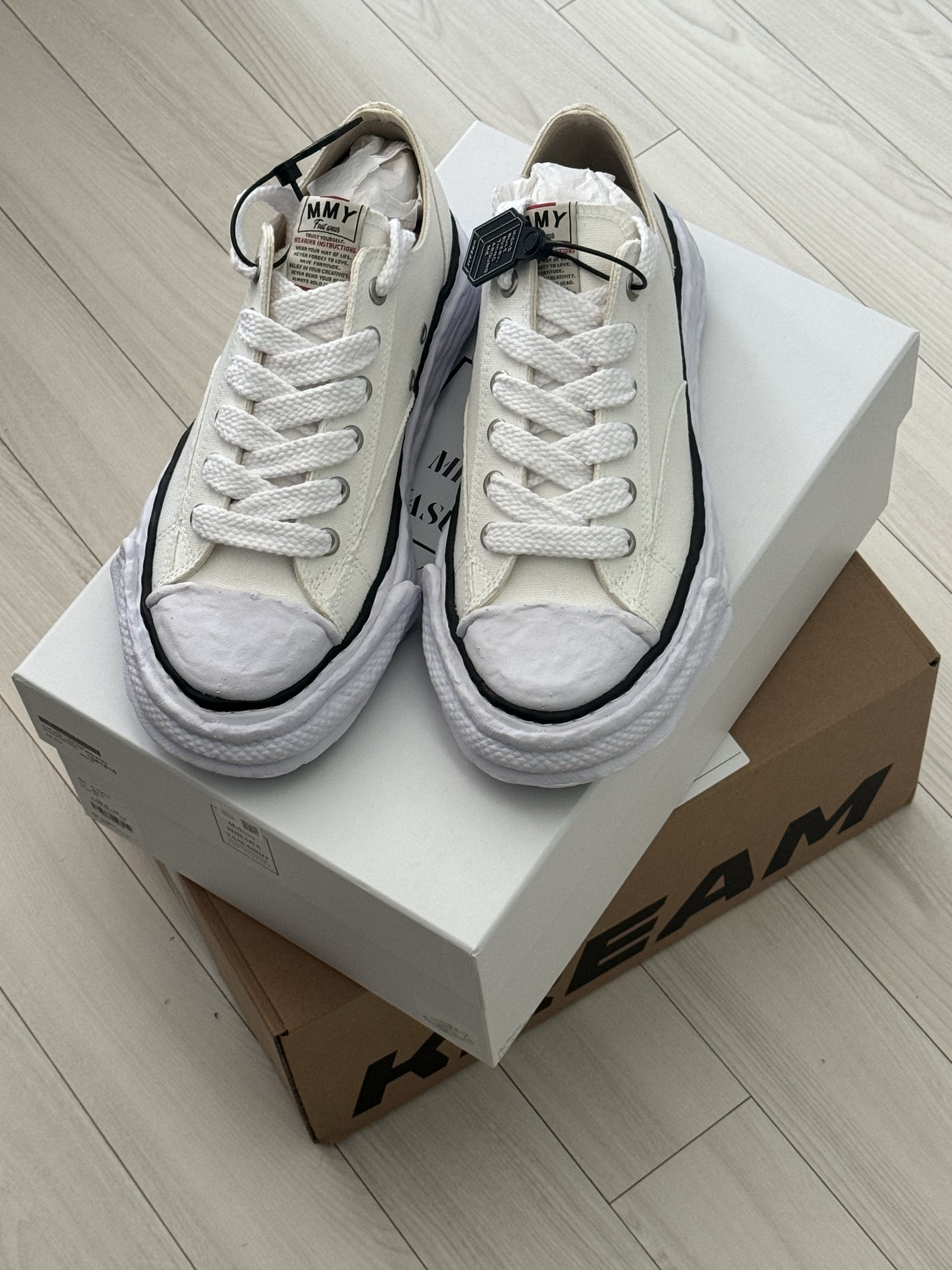 Maison Mihara Yasuhiro Peterson23 OG Sole Canvas Low-top Sneakers White 착용 스타일 - 1
