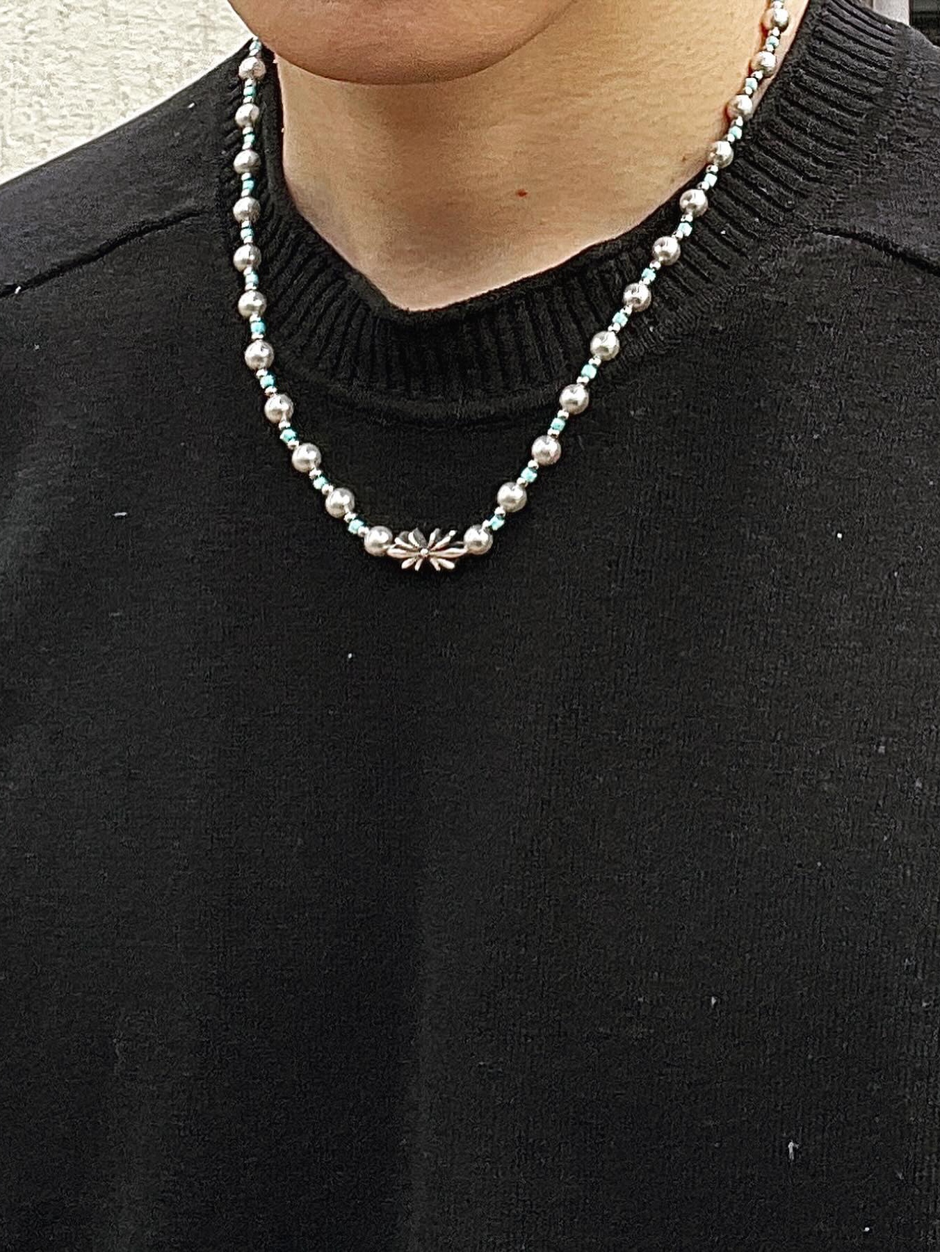 Scudo Dust Grey Pearl Blue Necklace 착용 스타일 - 4