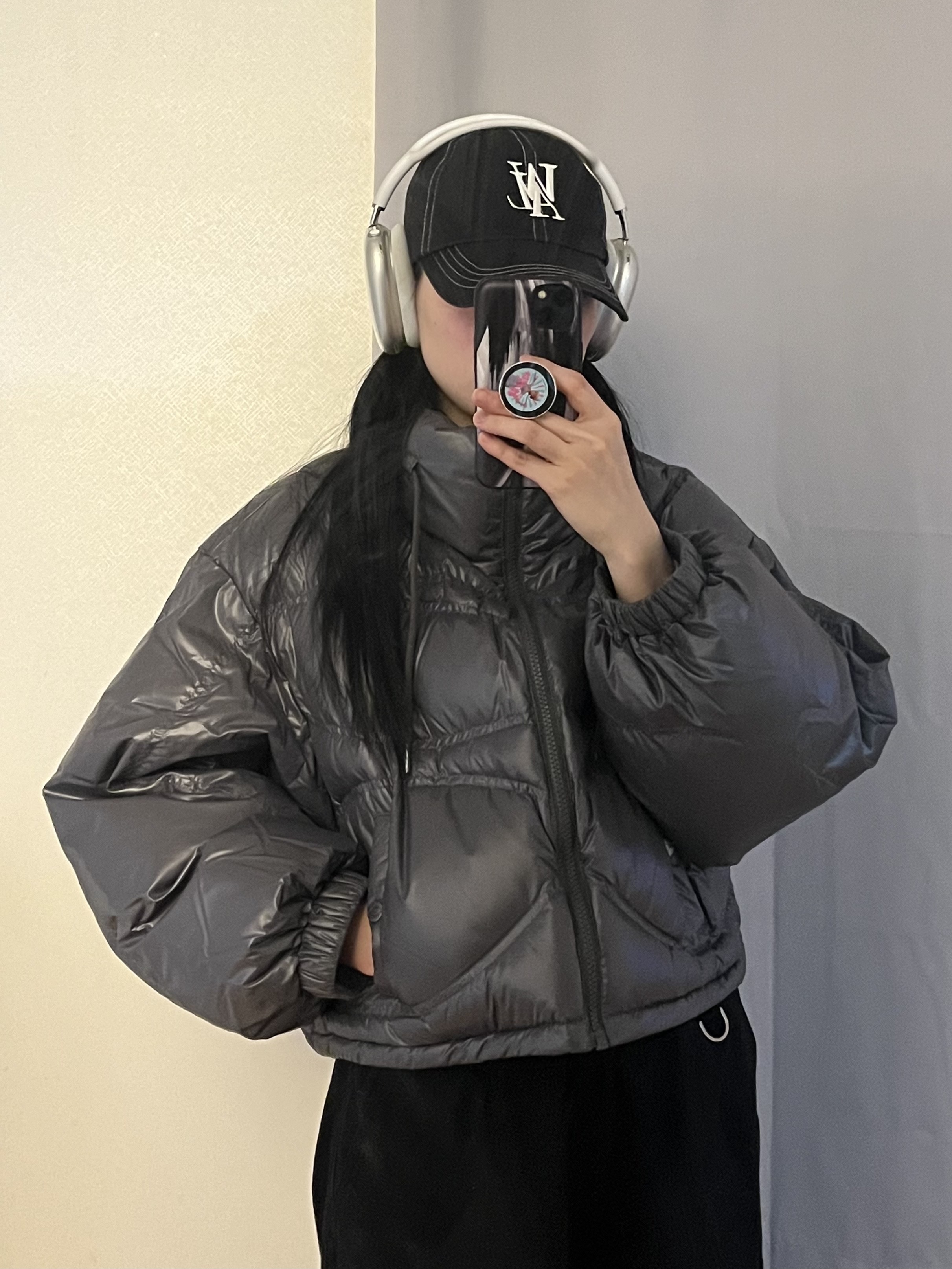 (W) Mischief Alien Down Jacket Rose Brown, (W) Mischief Alien Down Jacket Khaki 착용 스타일 - 2