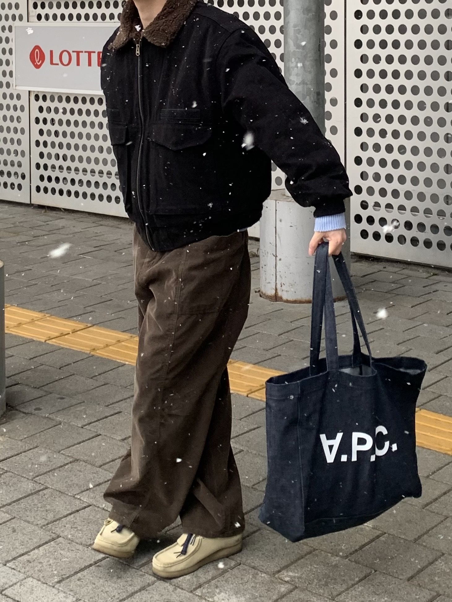 Clarks Wallabee Maple Suede, A.P.C. Daniela Shopping Bag Indigo 착용 스타일 - 5