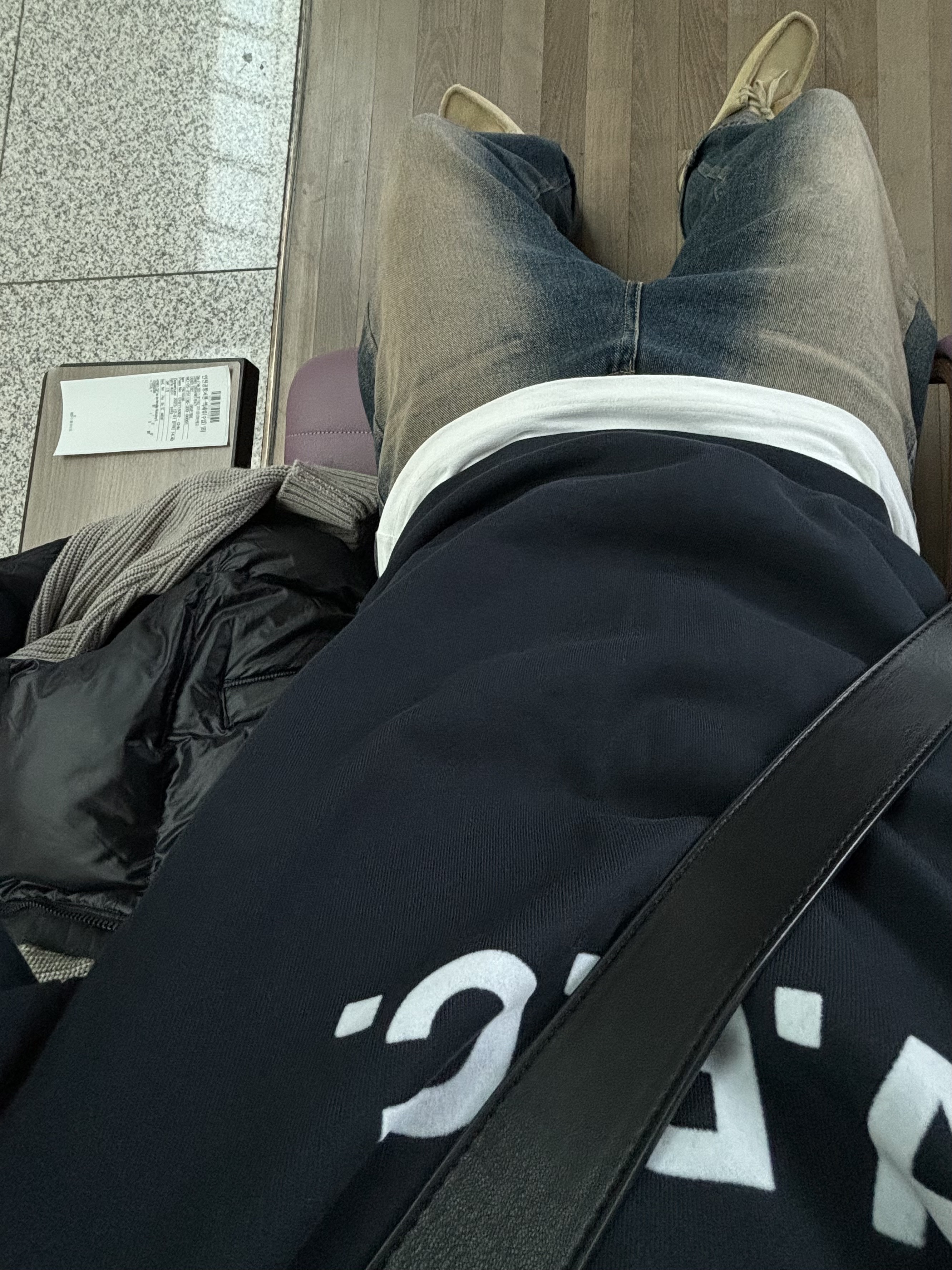 (W) Clarks Wallabee Maple Suede, (W) A.P.C. VPC Viva Sweatshirt Dark Navy 착용 스타일