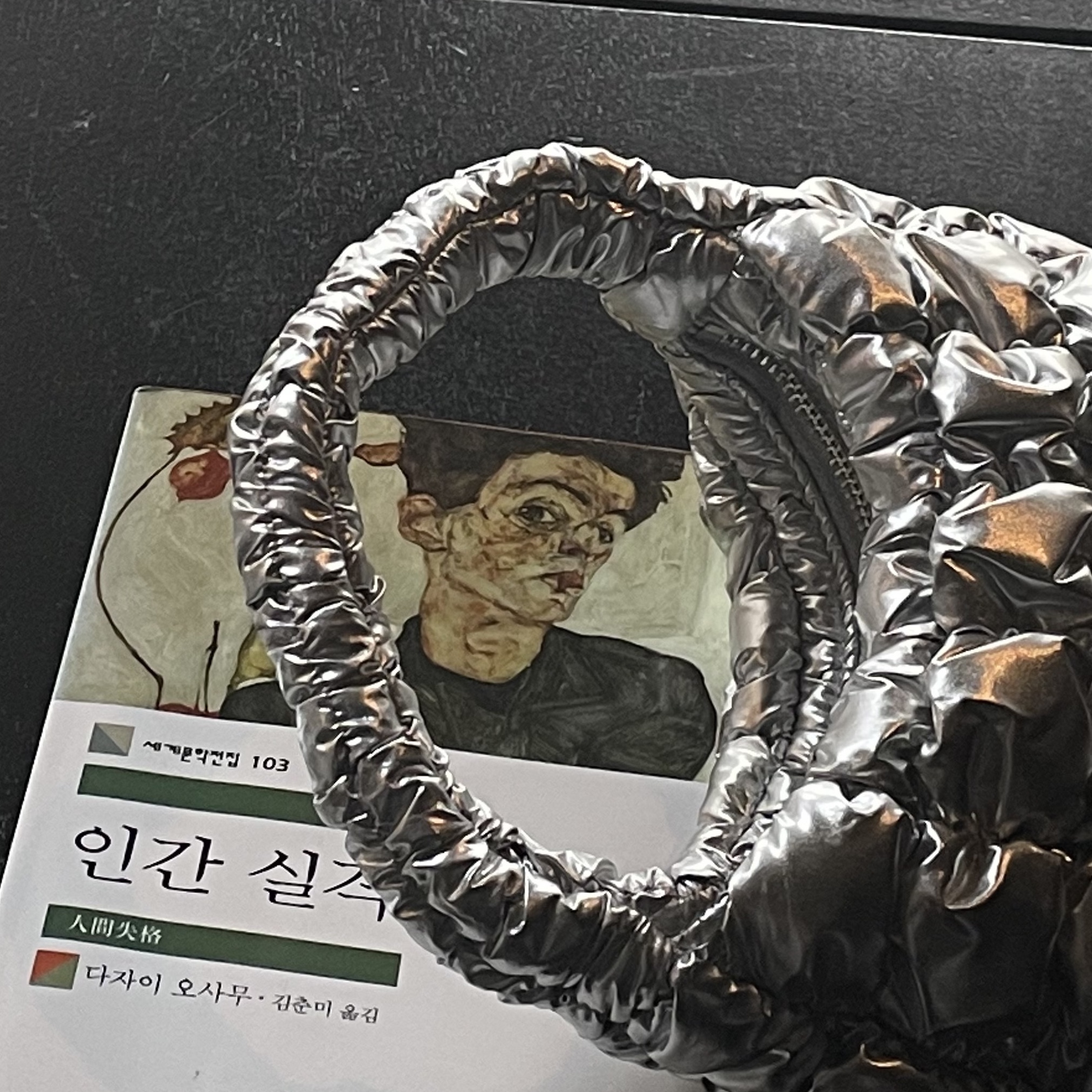 COS Quilted Micro Bag Silver 착용 스타일 - 1