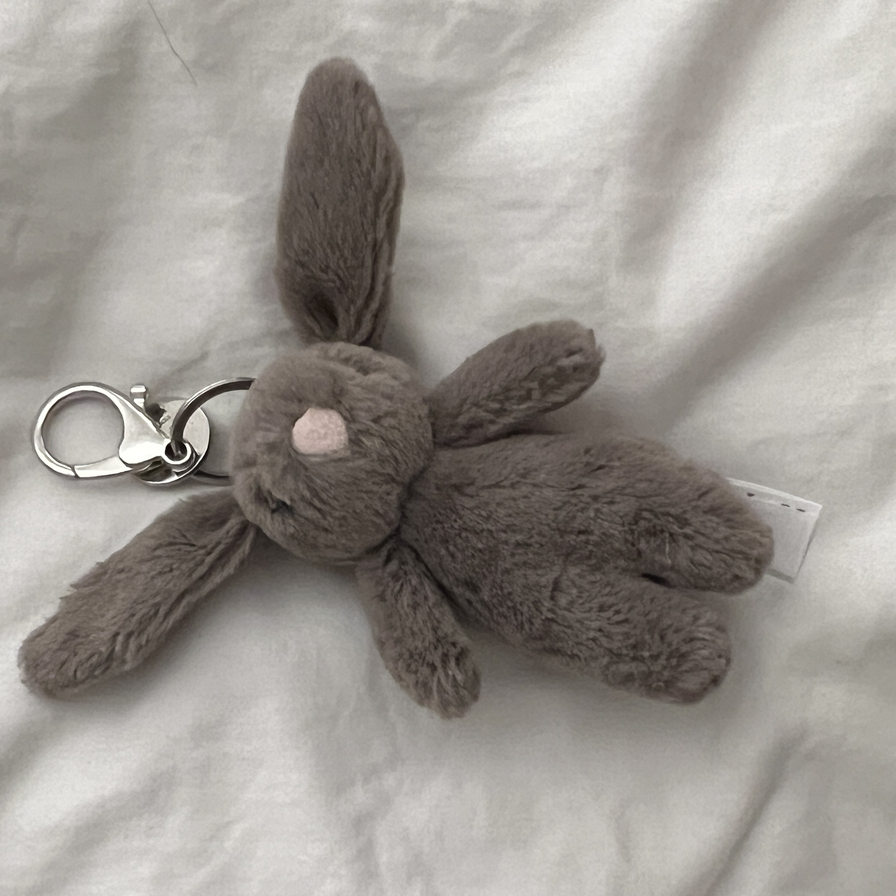 Jellycat Bashful Bunny Truffle Bag Charm Brown, Comme des Garcons Round No.2 Aoyama Bag Black 착용 스타일 - 3