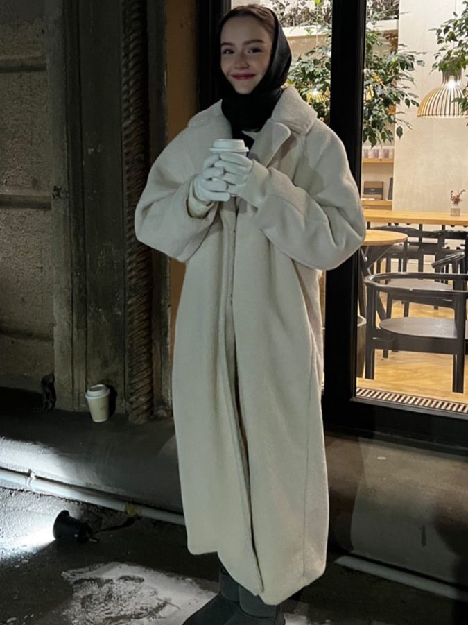 COS Layered Leather Gloves Black, (W) Vivienne Westwood Orb Logo Embroidery Cashmere Wool Gloves Off White 착용 스타일 - 4