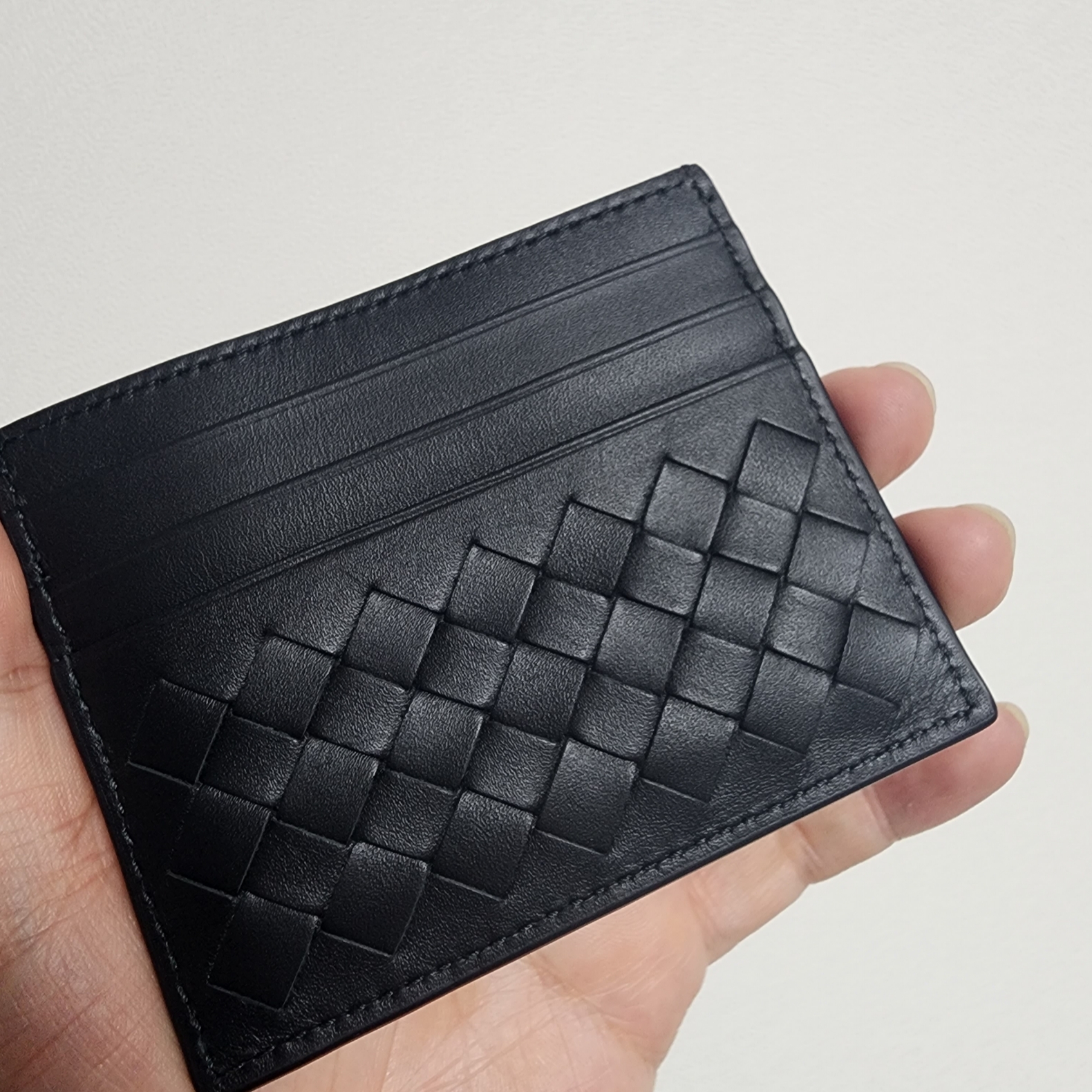 Bottega Veneta Credit Card Case Black 착용 스타일 - 1