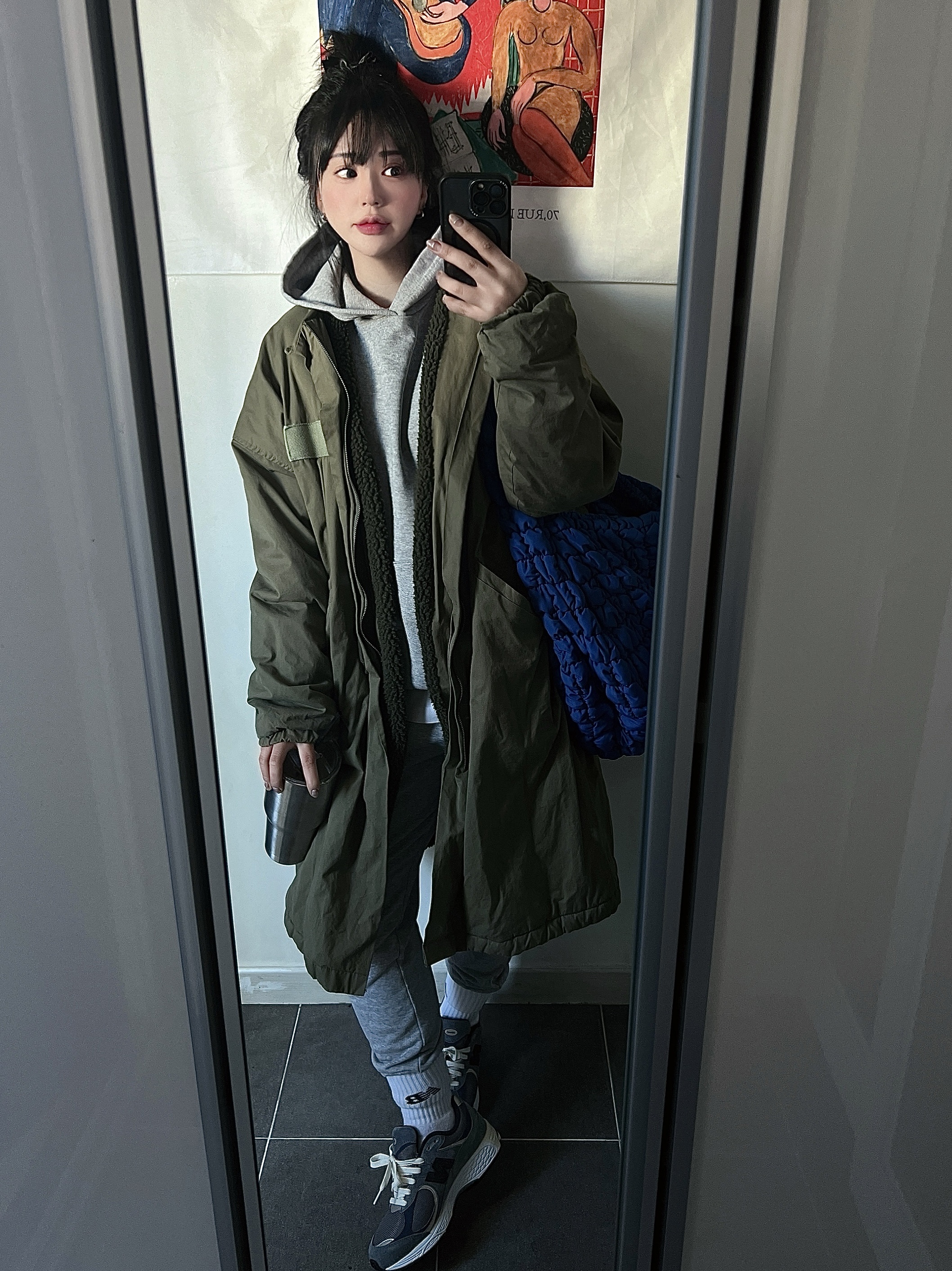 New Balance x JJJJound 2002R Storm Blue, COS Quilted Oversized Shoulder Bag Blue 착용 스타일