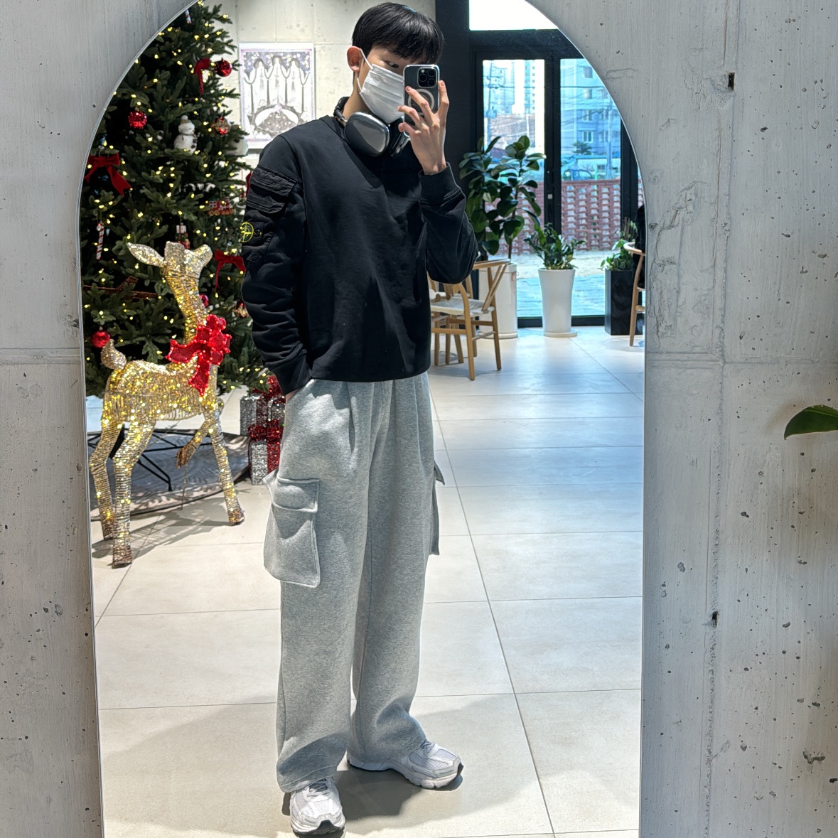 Stone Island 60577 Brushed Cotton Fleece Garment Dyed Double Pocket Crewneck Sweatshirt Black - 23FW, Apple AirPods Max Lightning Space Gray (Korean Ver.) 착용 스타일 - 3