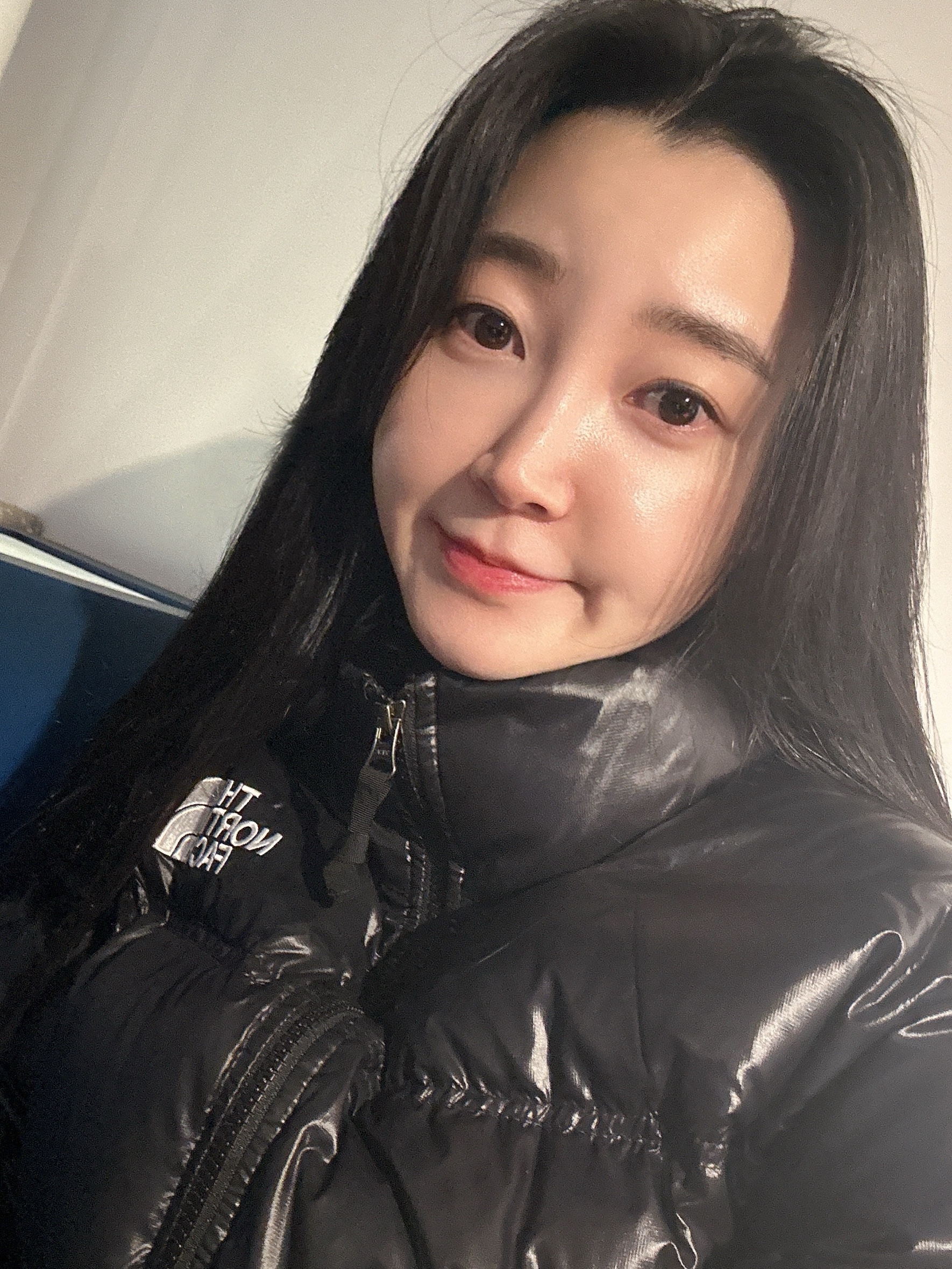 (W) The North Face Nuptse Short Jacket TNF Black, COS Quilted Micro Bag Off White 착용 스타일 - 2