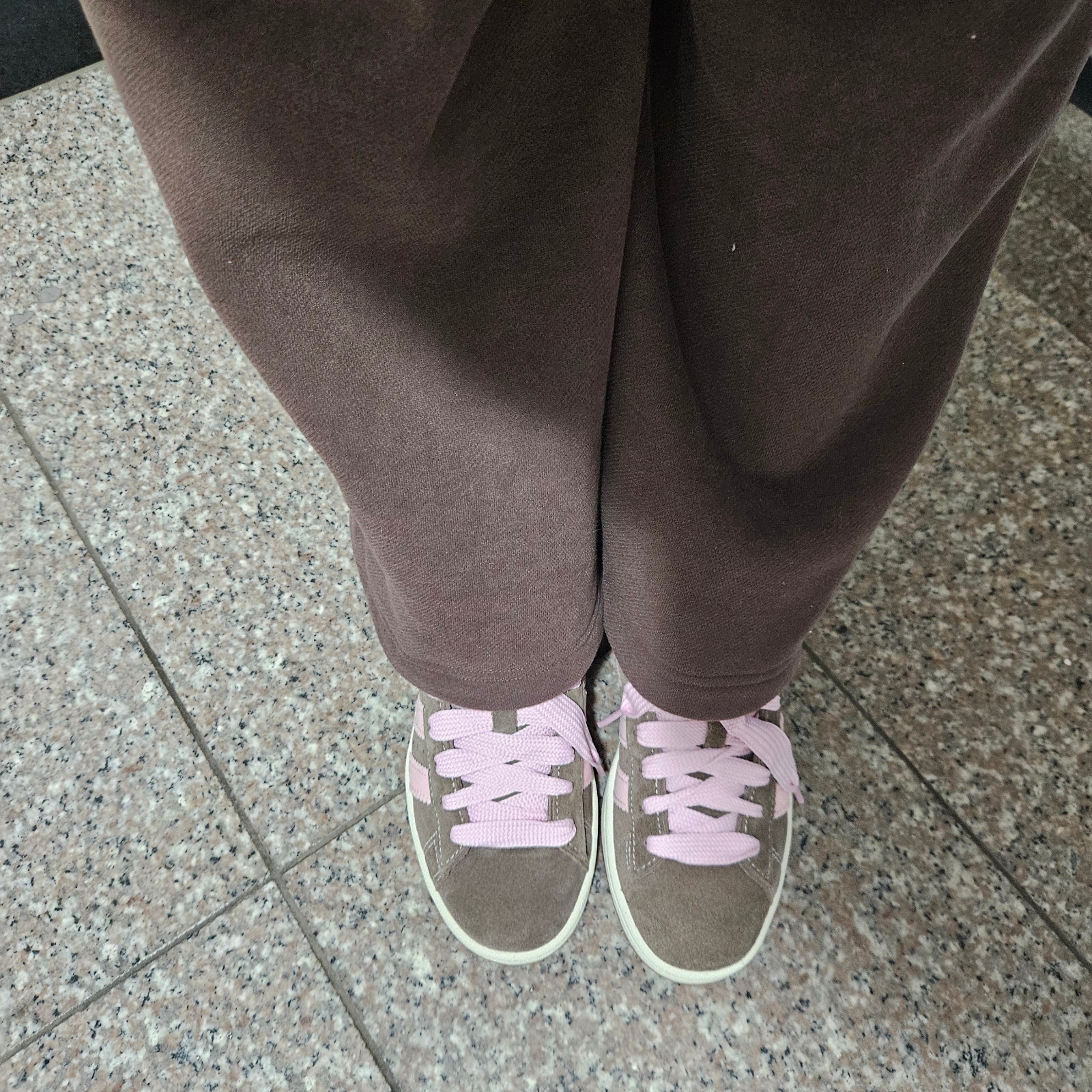 Adidas Campus 00s Dust Cargo Clear Pink 착용 스타일