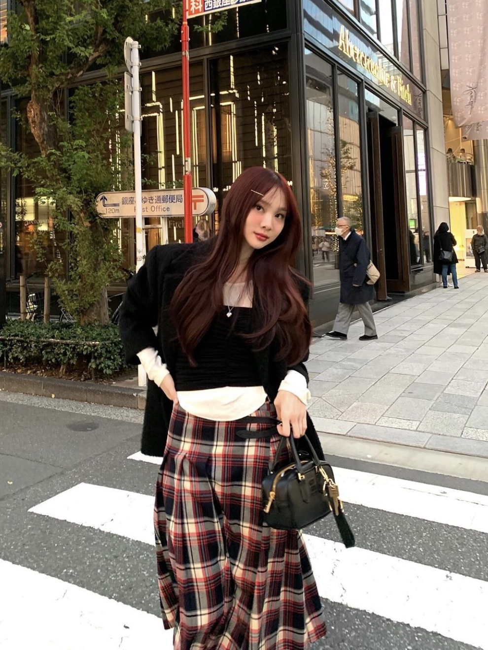 Miu Miu Leather Top Handle Bag Black 착용 스타일