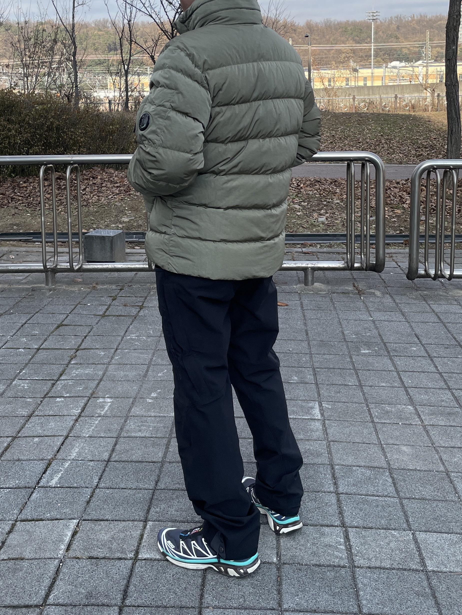 C.P. Company Eco-Chrome R Down Jacket Silver Sage Brown - 23FW, Klattermusen Gere 3.0 Durable Levitend Pants Regular Black 착용 스타일 - 1
