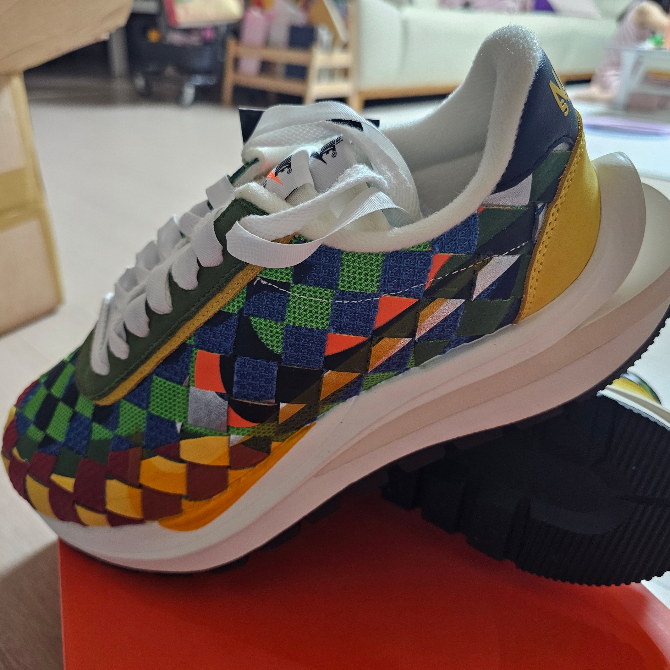 Nike x Sacai x Jean Paul Gaultier LDVaporWaffle Mix Low Green Gusto Safety Orange 착용 스타일 - 3