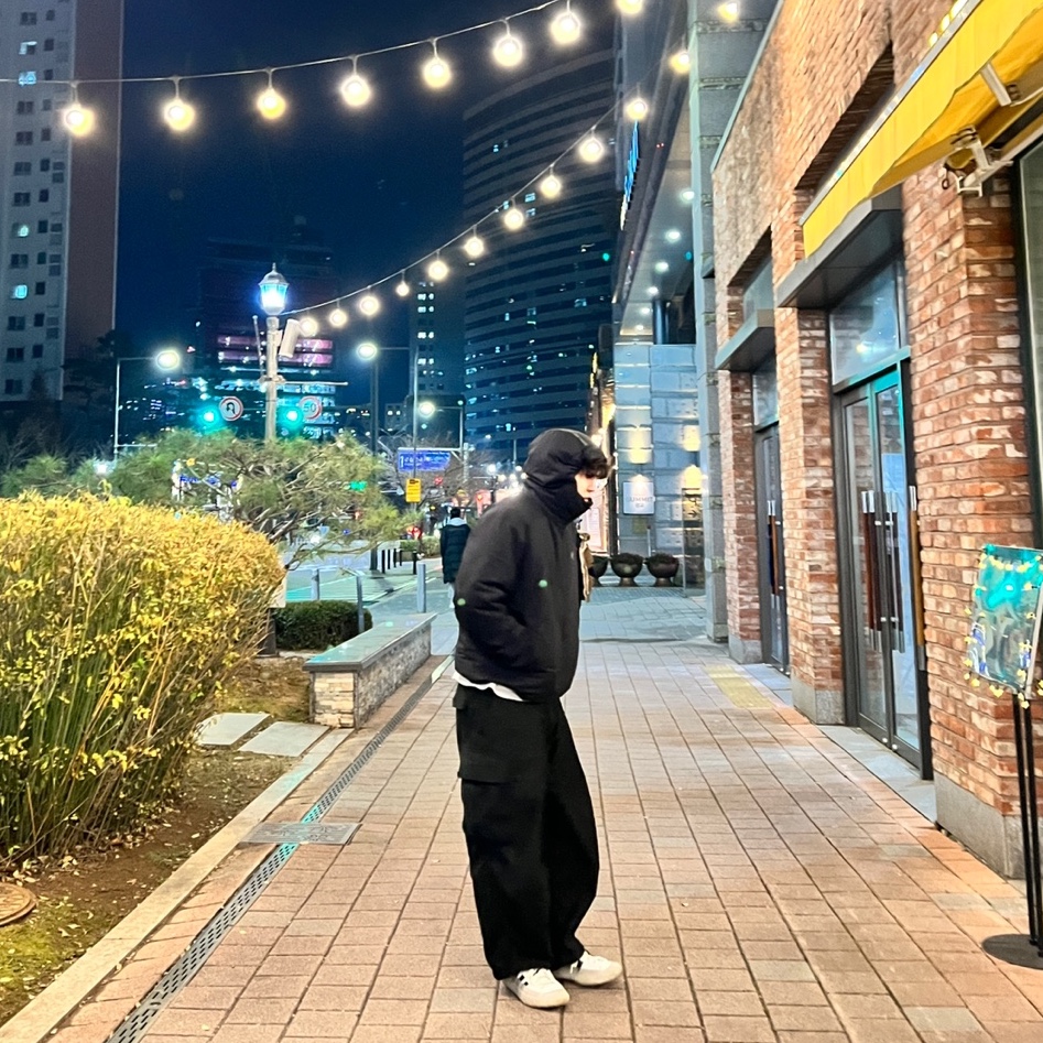 Arc'teryx Atom Heavyweight Hoody Black, Y-3 GR.1P White Black 착용 스타일 - 1
