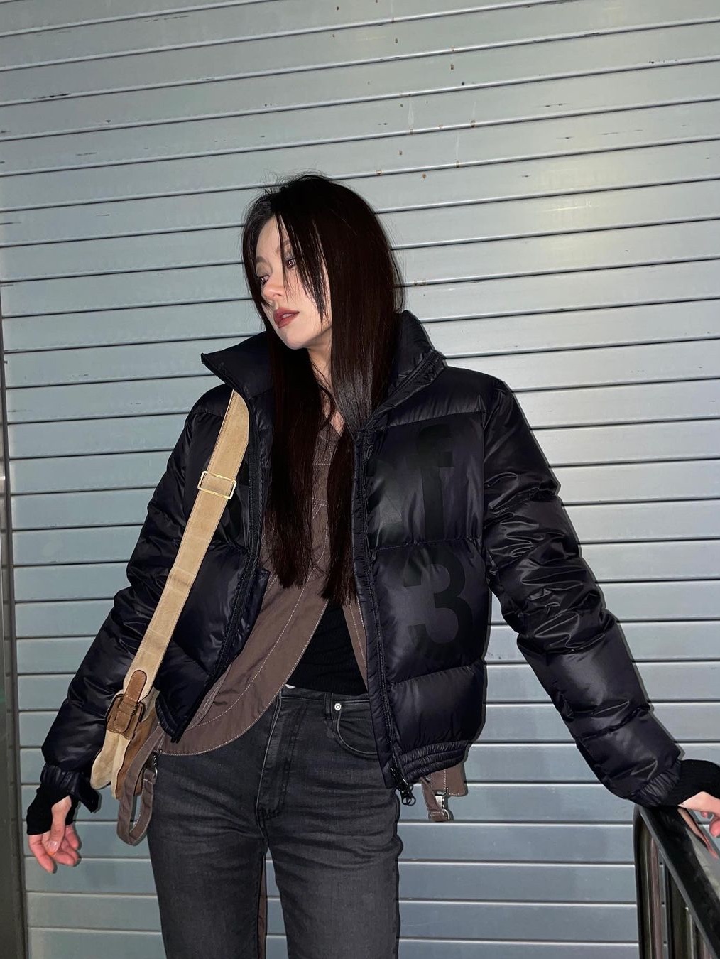 [KREAM 단독] Safarispot Women 1/2 Basic Safari Down Jacket Black, [KREAM 단독] Safarispot Basic Safari Down Jacket Black 착용 스타일 - 1