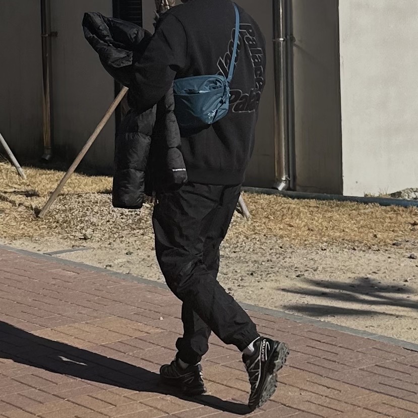 Palace P-3 Chenille Crew Black - 21SS 착용 스타일 - 1