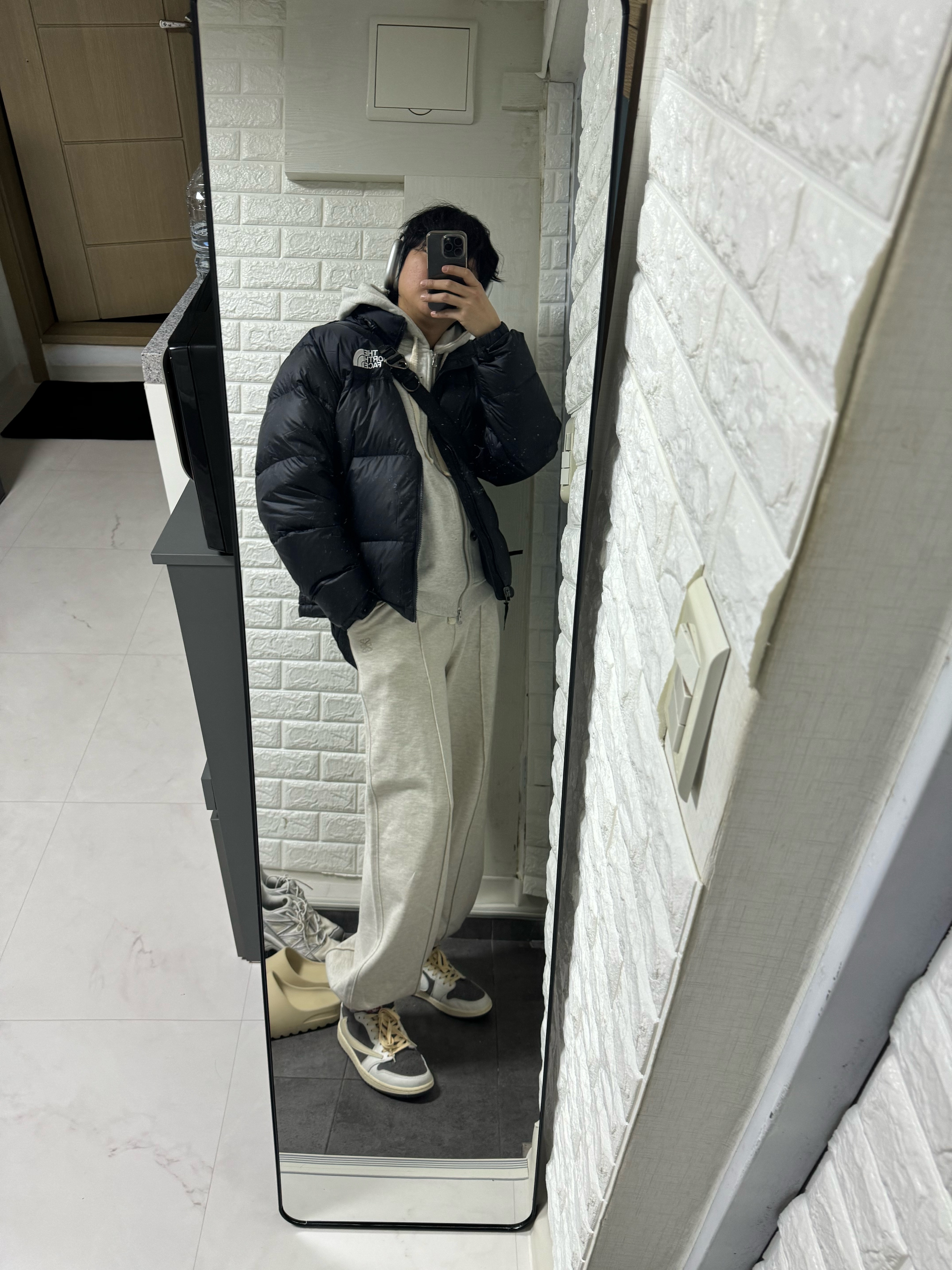 Jordan 1 x Travis Scott Retro Low OG SP Sail and Ridgerock, The North Face 1996 Retro Nuptse Jacket Black 착용 스타일