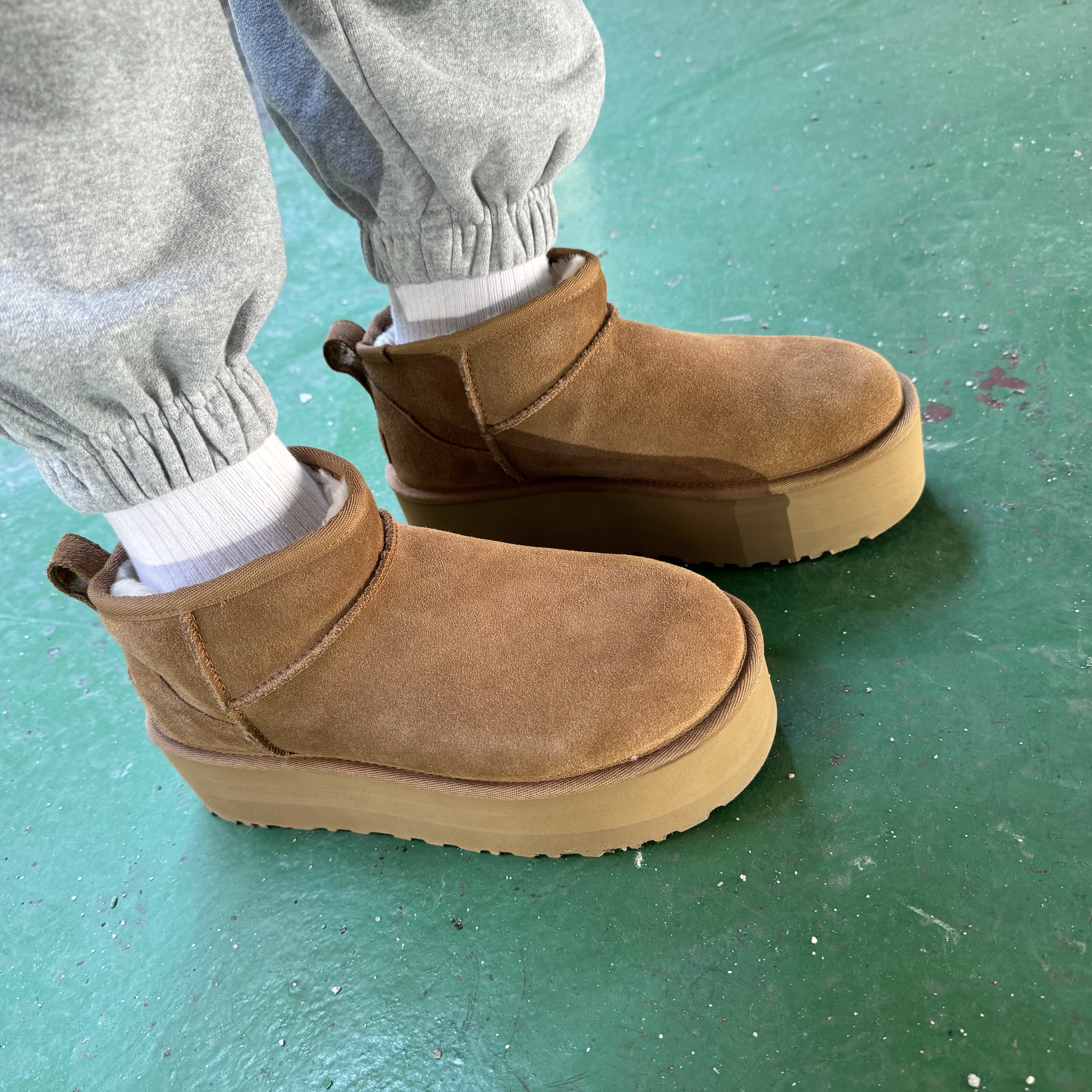 (W) UGG Classic Ultra Mini Platform Boots Chestnut 착용 스타일