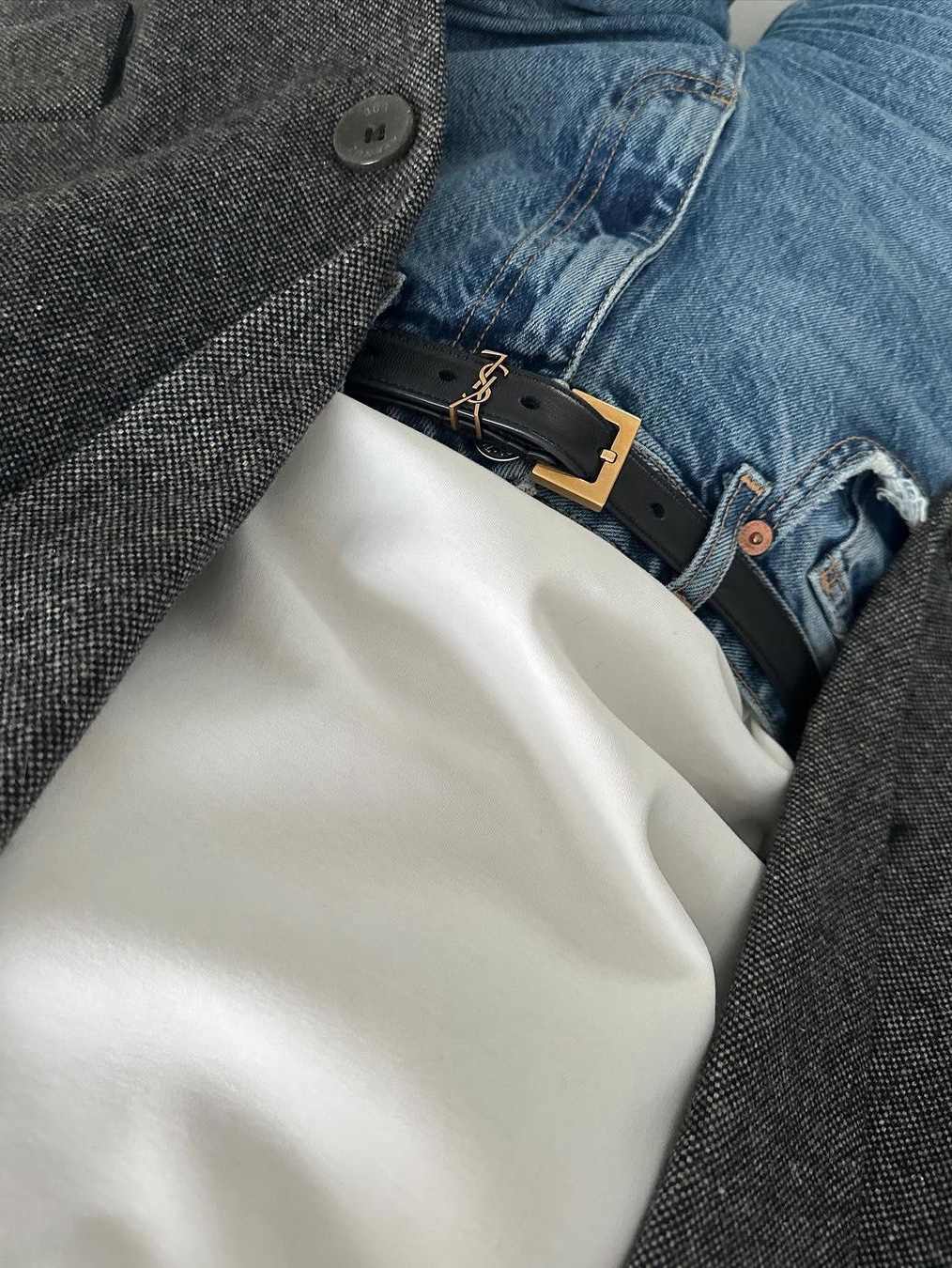 (W) Celine Small Triomphe Belt in Smooth Calfskin Black, (W) Saint Laurent Cassandre Thin Belt with Square Buckle in Crocodile-Embossed Leather Black 착용 스타일 - 6
